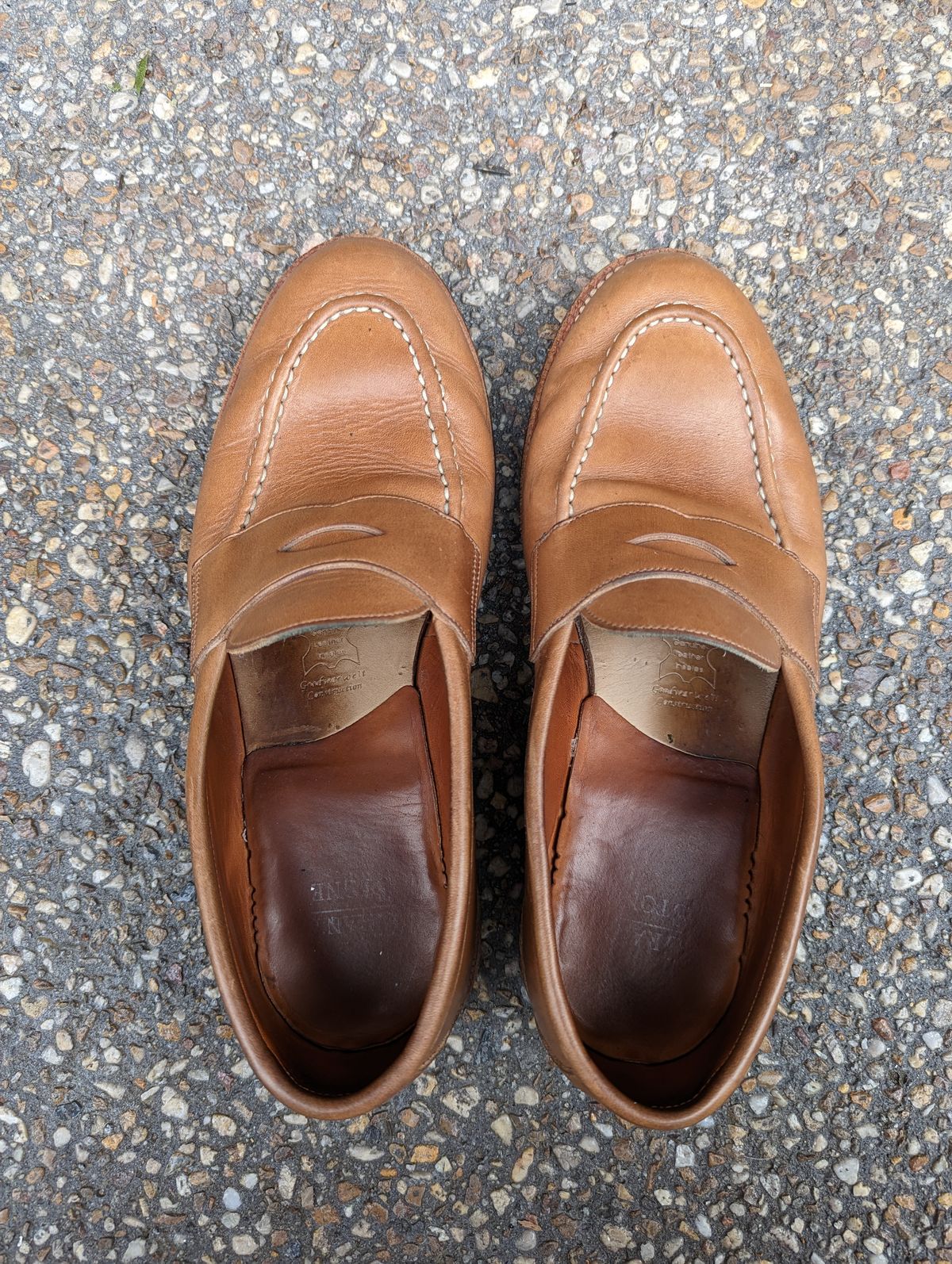 Photo by BoonyBooty on April 5, 2023 of the Grant Stone Traveler Penny in Horween Dune Chromexcel.