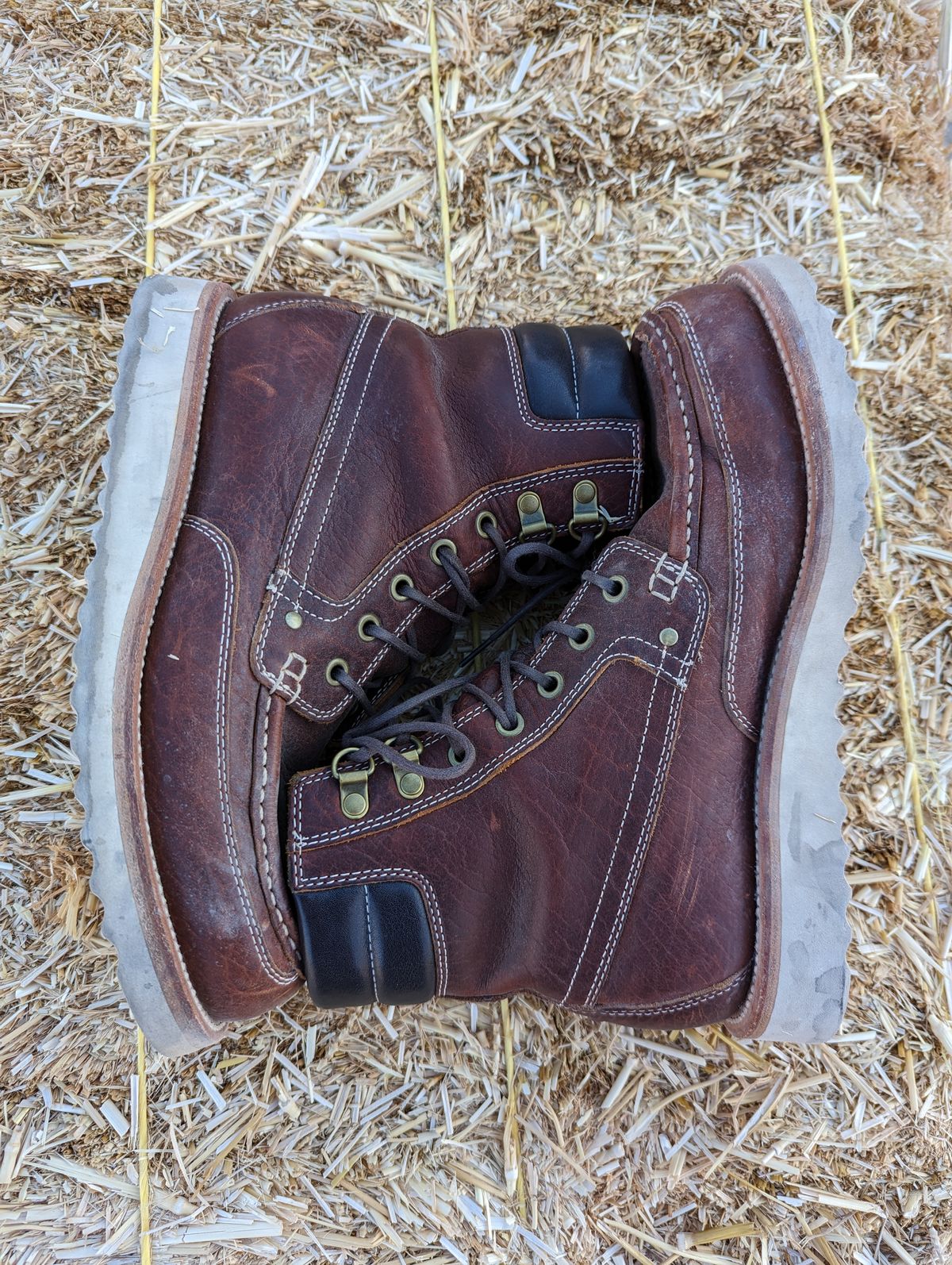 Photo by TiffTV on December 3, 2022 of the Grant Stone Field Boot in Seidel Walnut Bison.