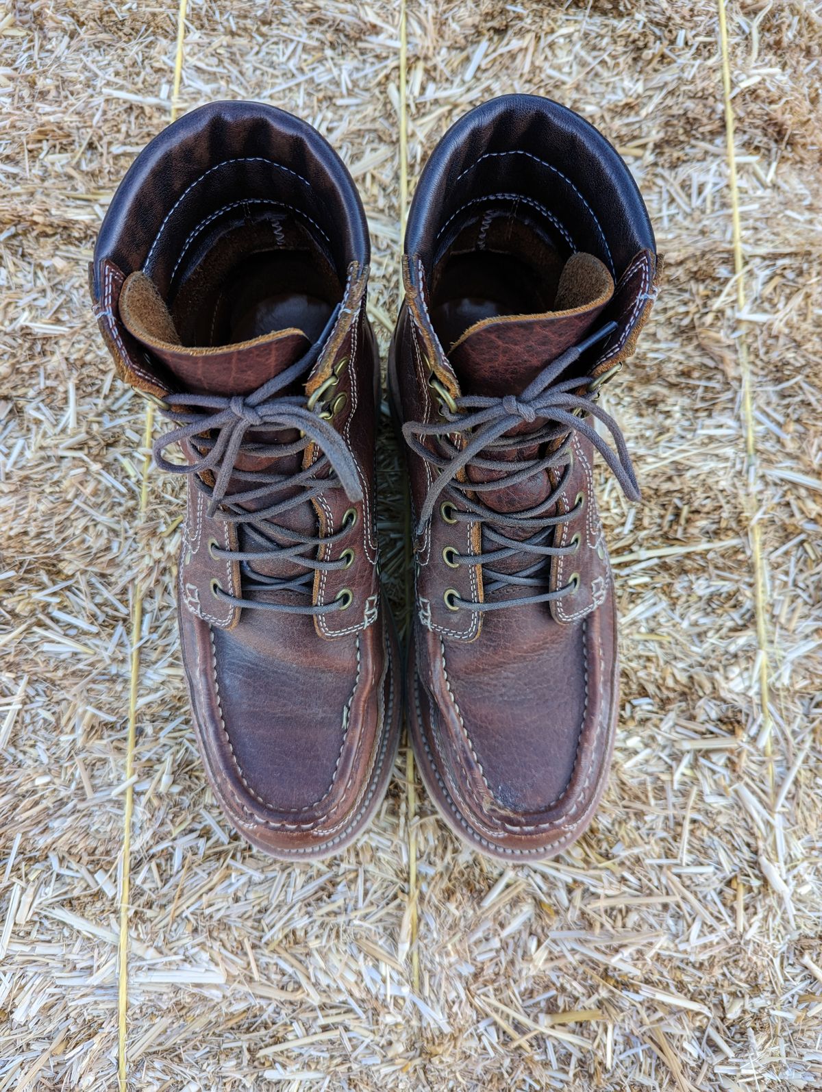Photo by TiffTV on December 3, 2022 of the Grant Stone Field Boot in Seidel Walnut Bison.
