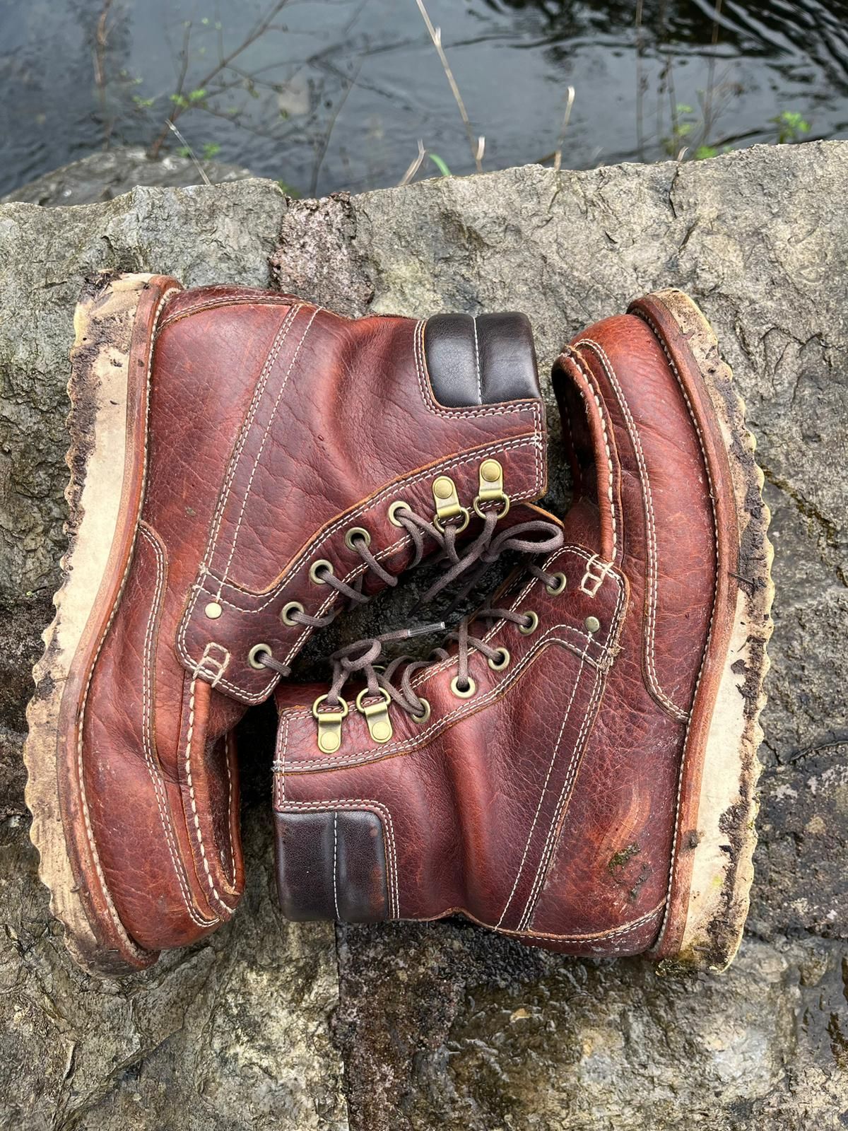 Photo by TiffTV on January 1, 2023 of the Grant Stone Field Boot in Seidel Walnut Bison.
