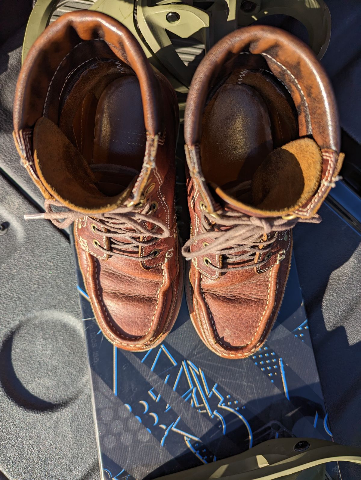 Photo by TiffTV on February 4, 2023 of the Grant Stone Field Boot in Seidel Walnut Bison.
