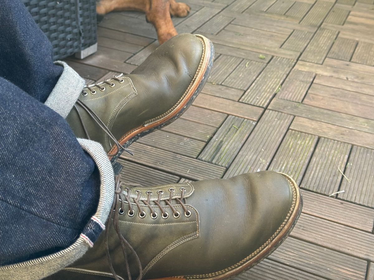 Photo by init on October 27, 2024 of the Viberg N1 in Horween Olive Chromepak.