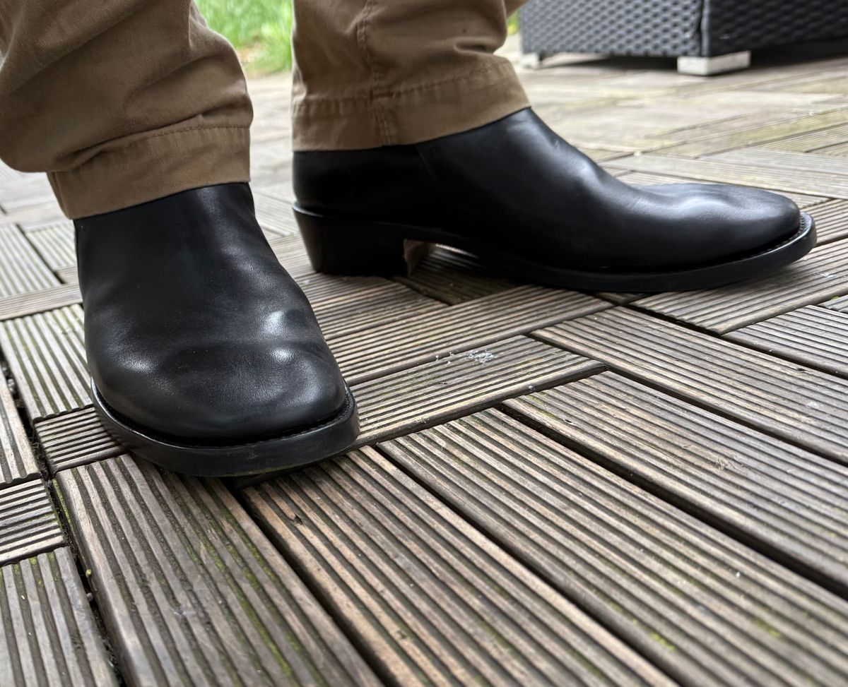Photo by init on June 6, 2025 of the Briselblack The Kai Jodhpur in Maryam Black Horsebutt.