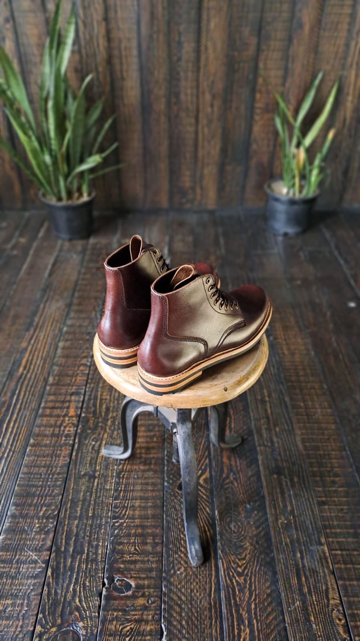 Photo by simplykb on August 2, 2023 of the Craft & Glory Service Boot in Full Grain Waxed Water Buffalo.