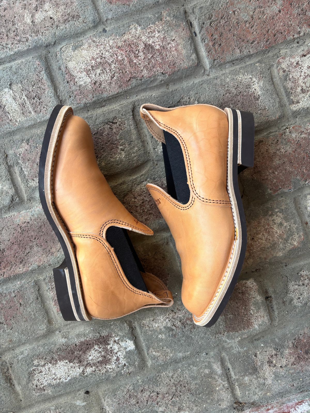 Photo by kspolini on October 11, 2024 of the Wesco Romeo in Maryam Natural Horsebutt.