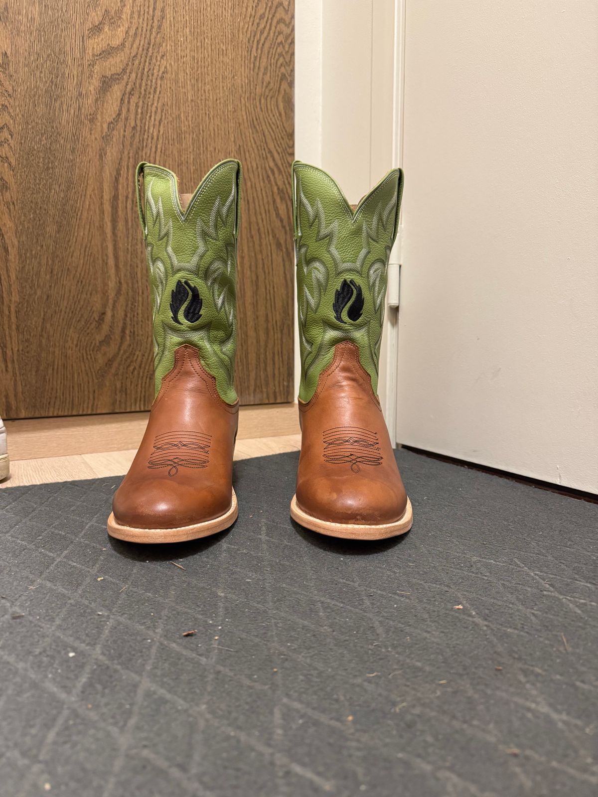 Photo by gear on November 1, 2025 of the Drew's Boots Shitkicker Cowboy Boots in Brown Smooth.