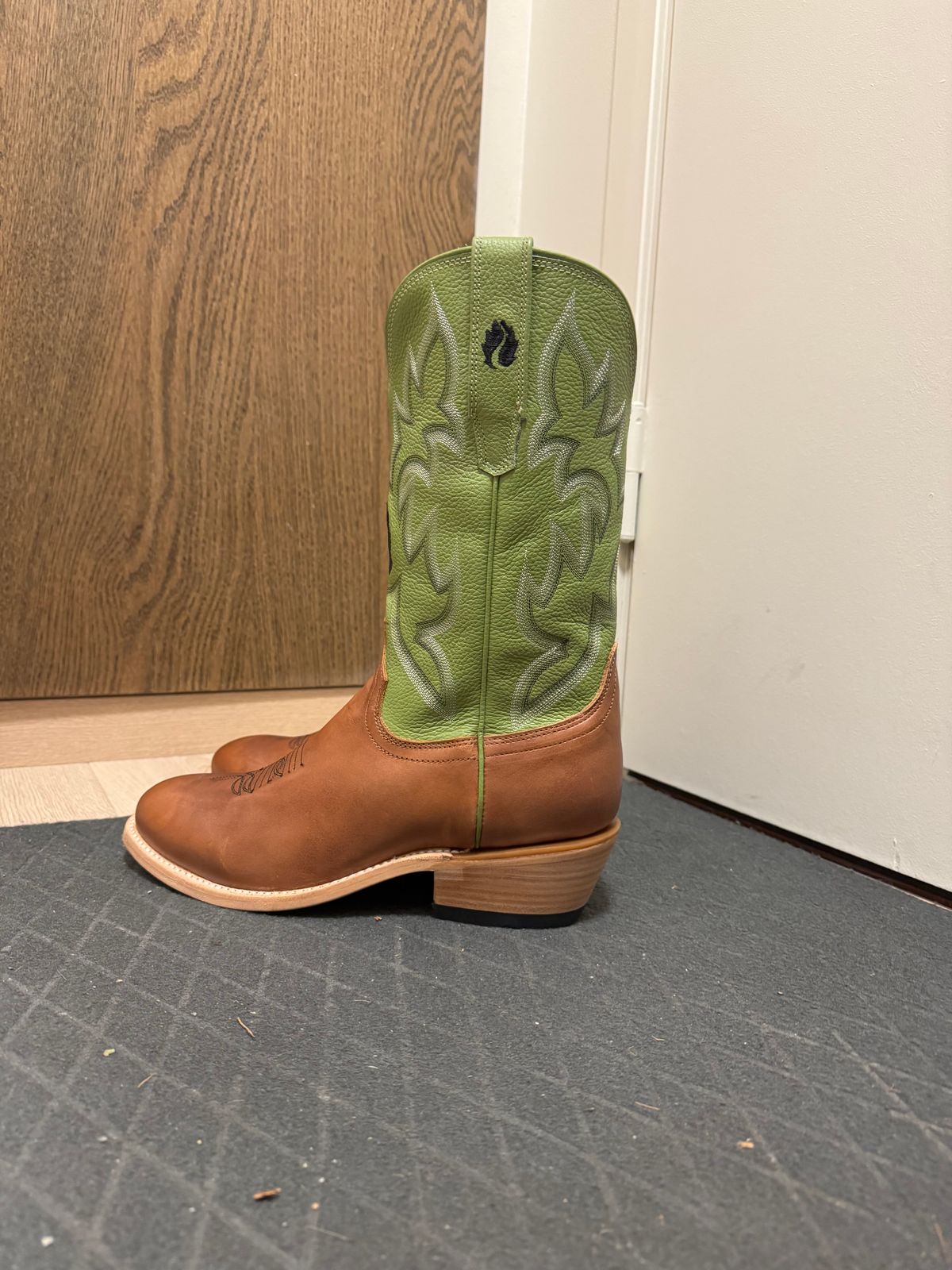 Photo by gear on November 1, 2025 of the Drew's Boots Shitkicker Cowboy Boots in Brown Smooth.