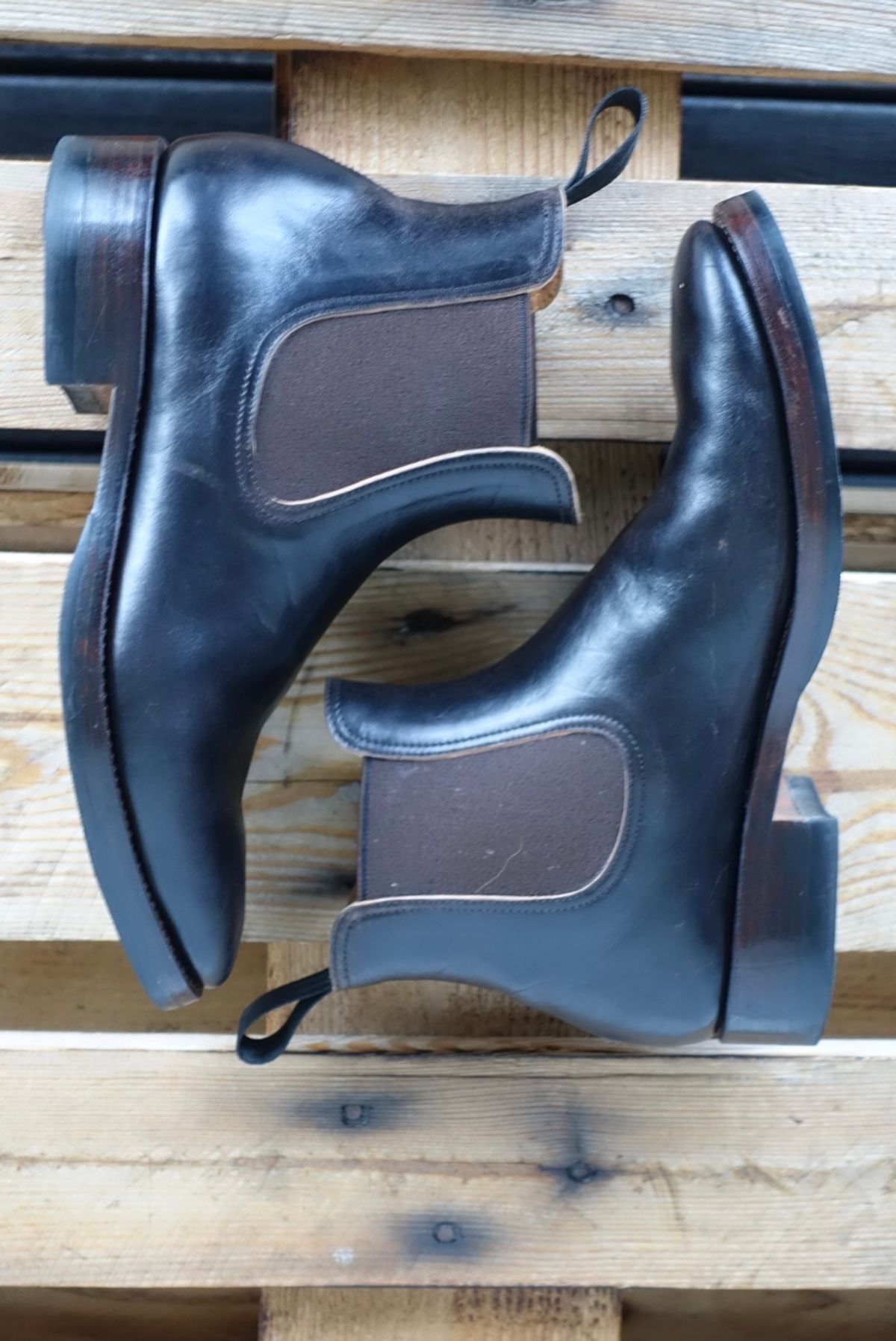 Photo by gear on November 3, 2023 of the Briselblack The Seventh Chelsea Boot in Maryam Brown Horsebutt.