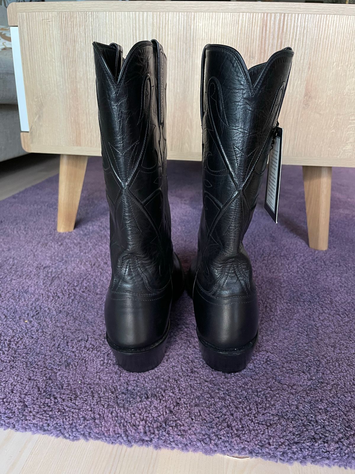 Photo by gear on November 1, 2022 of the Lucchese Cowboy Boots in Black Kangaroo.