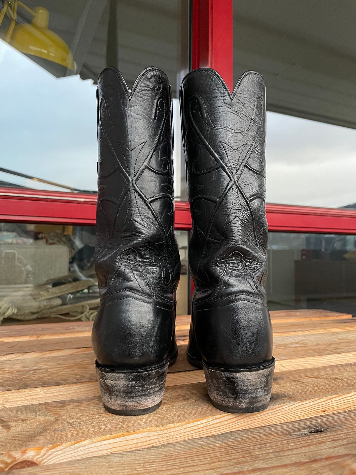Photo by gear on January 4, 2023 of the Lucchese Cowboy Boots in Black Kangaroo.