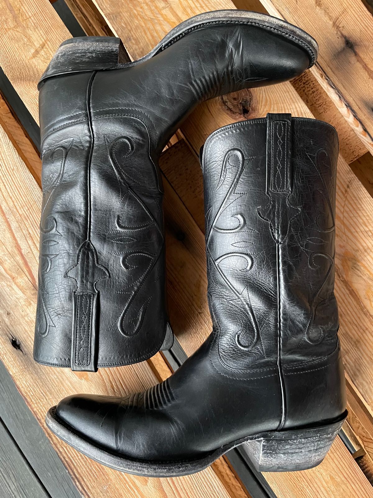 Photo by gear on January 4, 2023 of the Lucchese Cowboy Boots in Black Kangaroo.