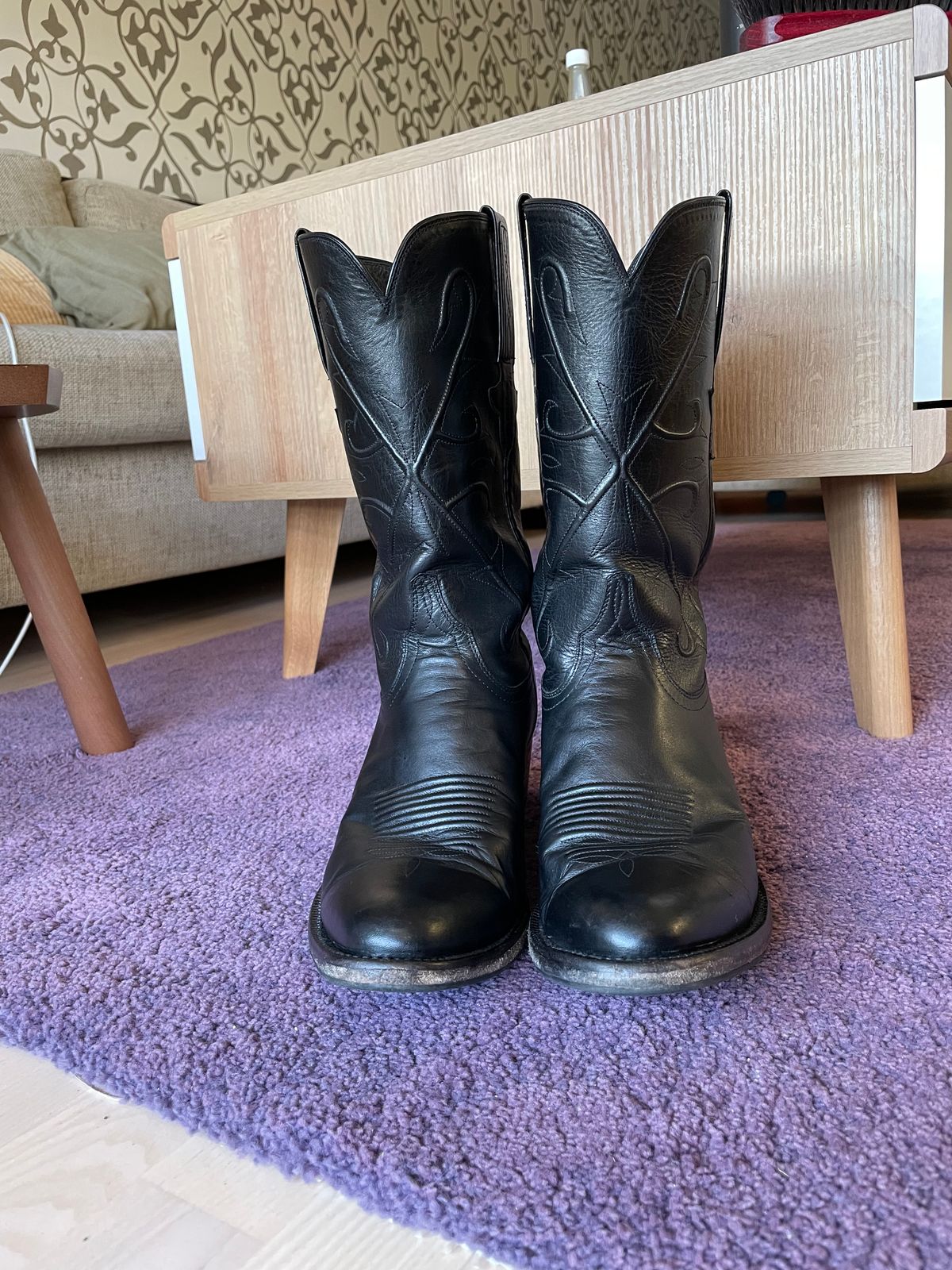 Photo by gear on February 1, 2023 of the Lucchese Cowboy Boots in Black Kangaroo.