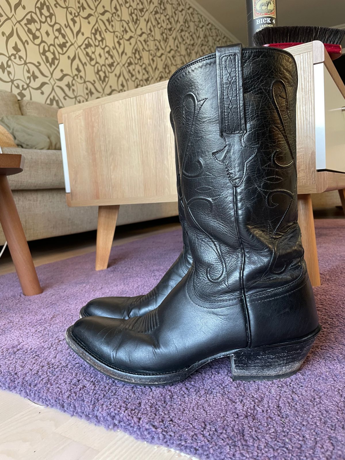 Photo by gear on February 1, 2023 of the Lucchese Cowboy Boots in Black Kangaroo.