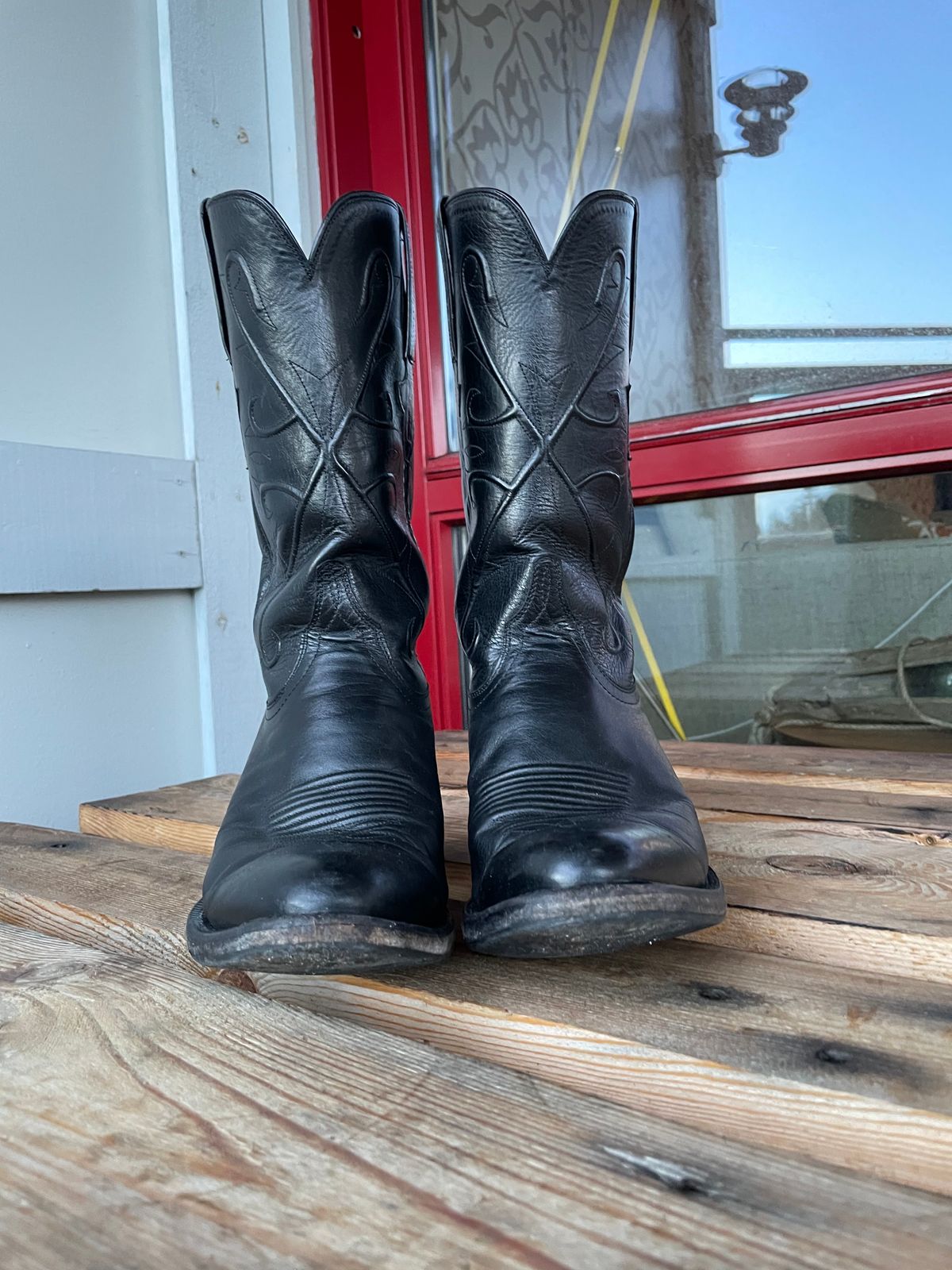 Photo by gear on March 3, 2023 of the Lucchese Cowboy Boots in Black Kangaroo.