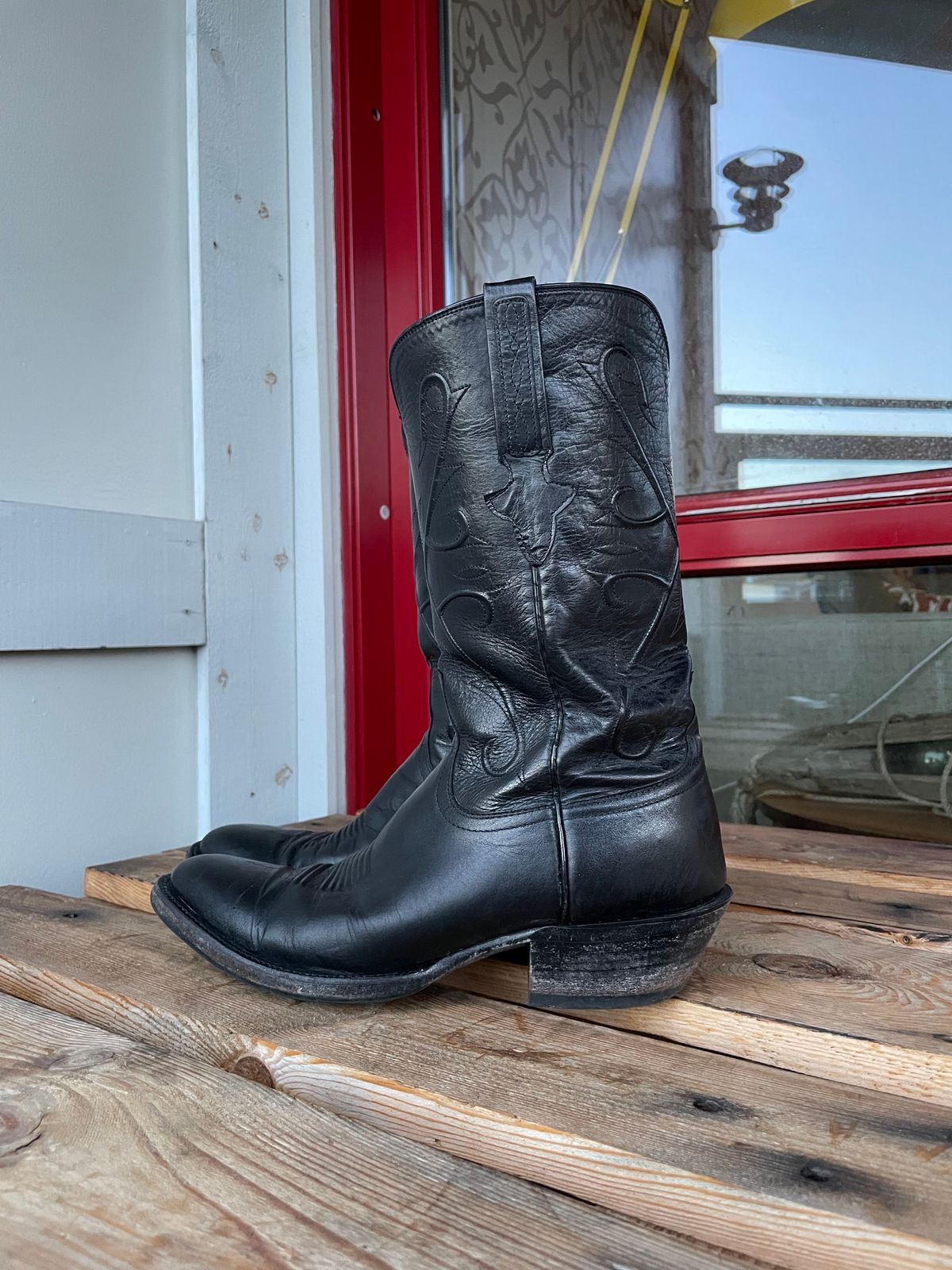 Photo by gear on March 3, 2023 of the Lucchese Cowboy Boots in Black Kangaroo.