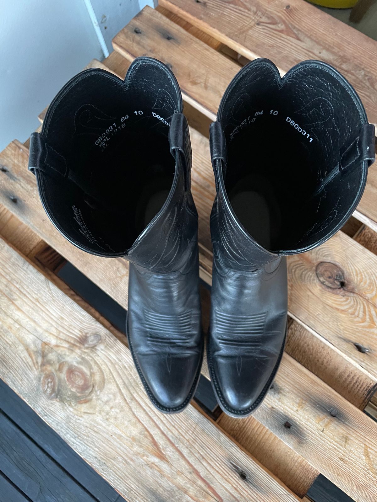 Photo by gear on March 3, 2023 of the Lucchese Cowboy Boots in Black Kangaroo.