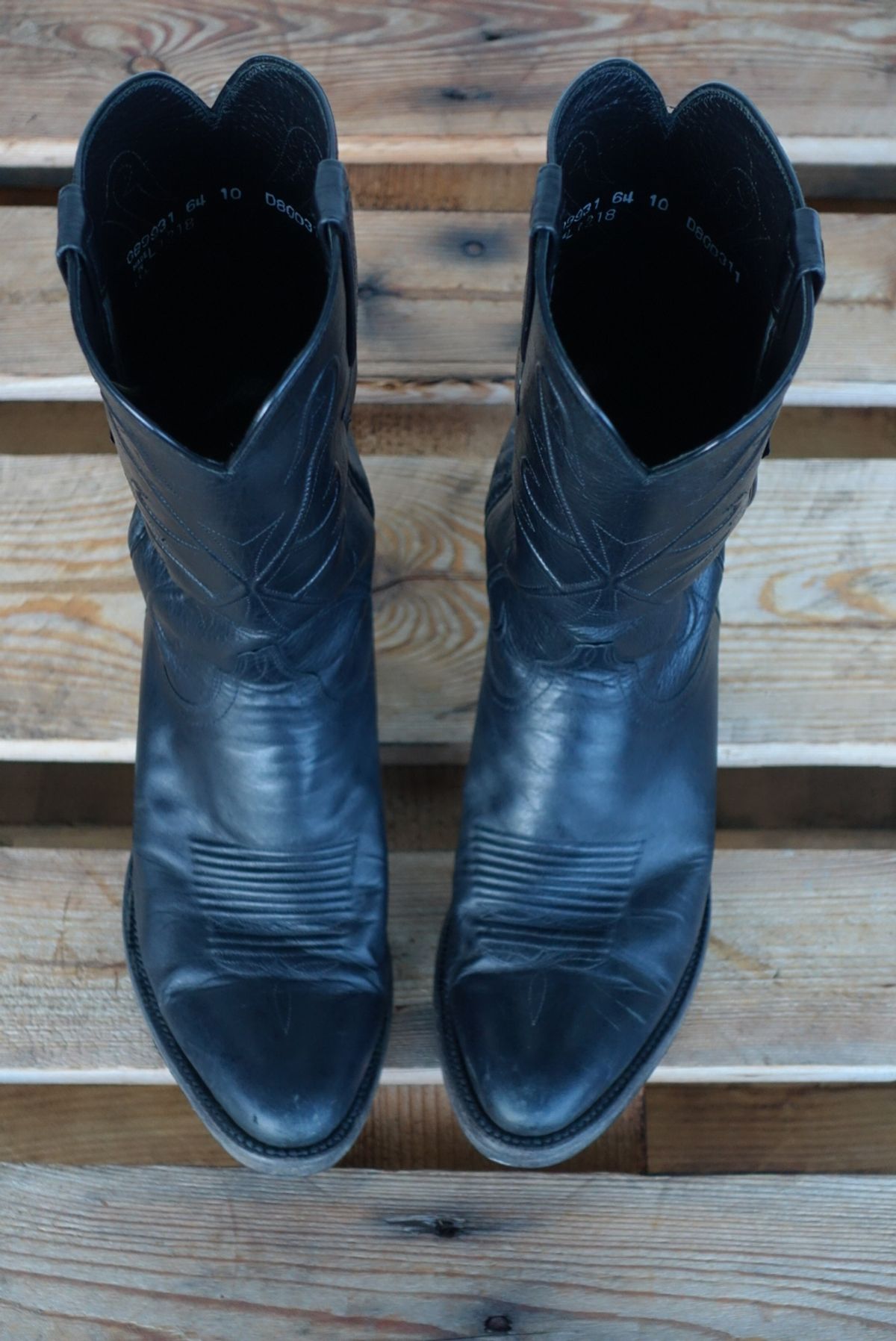 Photo by gear on November 3, 2023 of the Lucchese Cowboy Boots in Black Kangaroo.