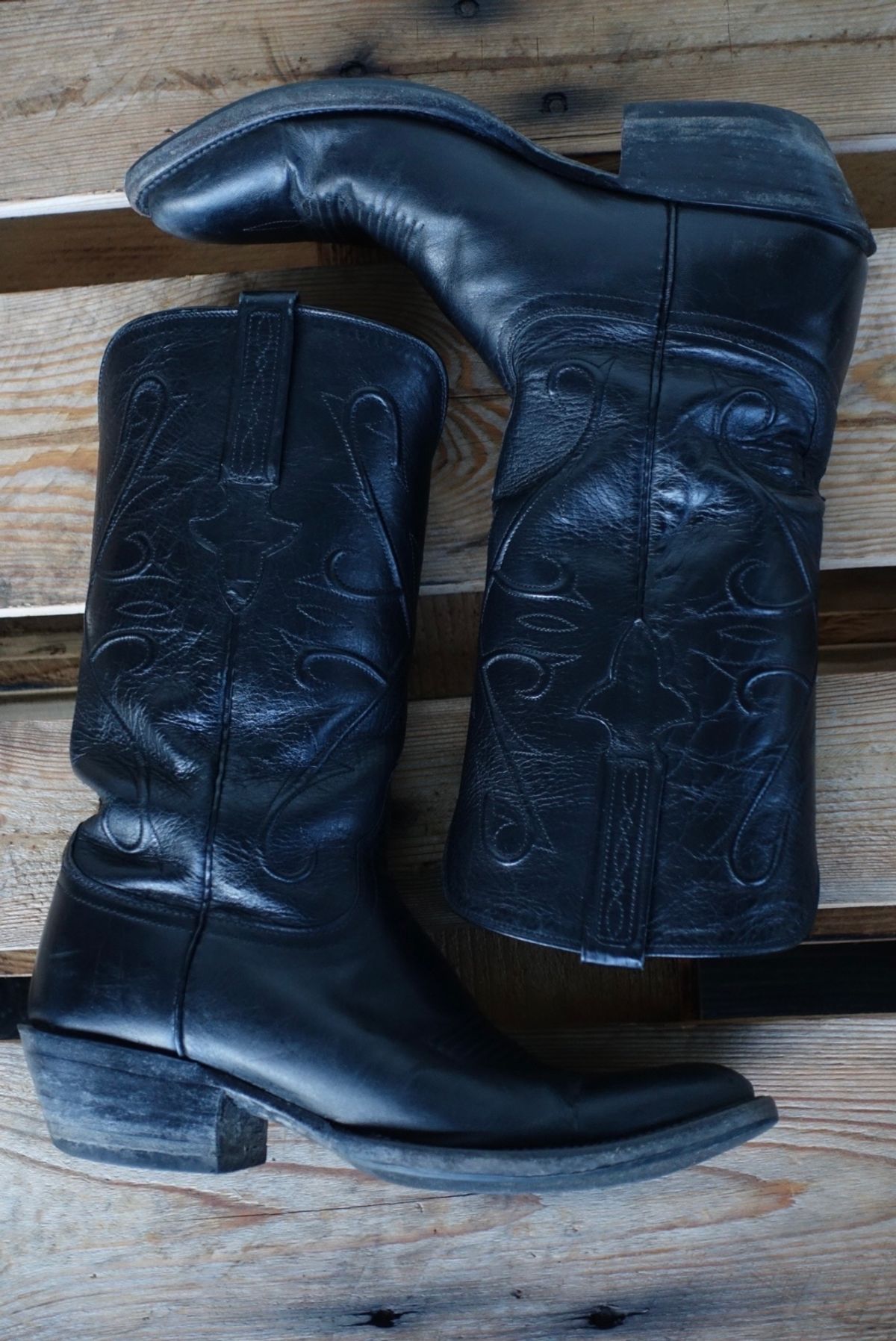 Photo by gear on November 3, 2023 of the Lucchese Cowboy Boots in Black Kangaroo.