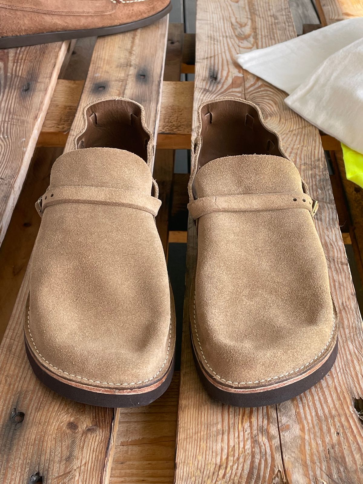 Photo by gear on April 30, 2024 of the Oak Street Bootmakers Country Loafer in Horween Natural Chromexcel Roughout.