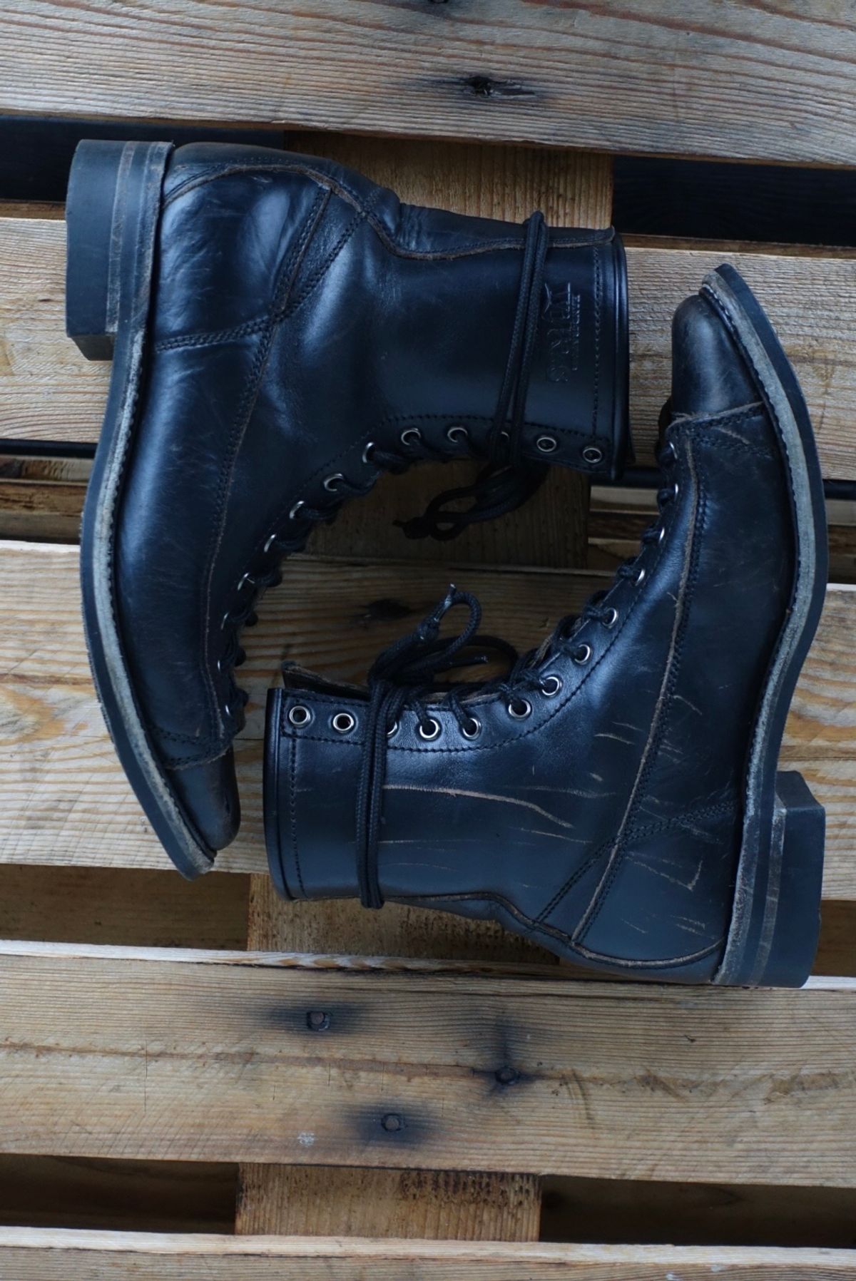 Photo by gear on November 3, 2023 of the Willie's Handmade Boots Monkey Boot in Horween Black Chromexcel.