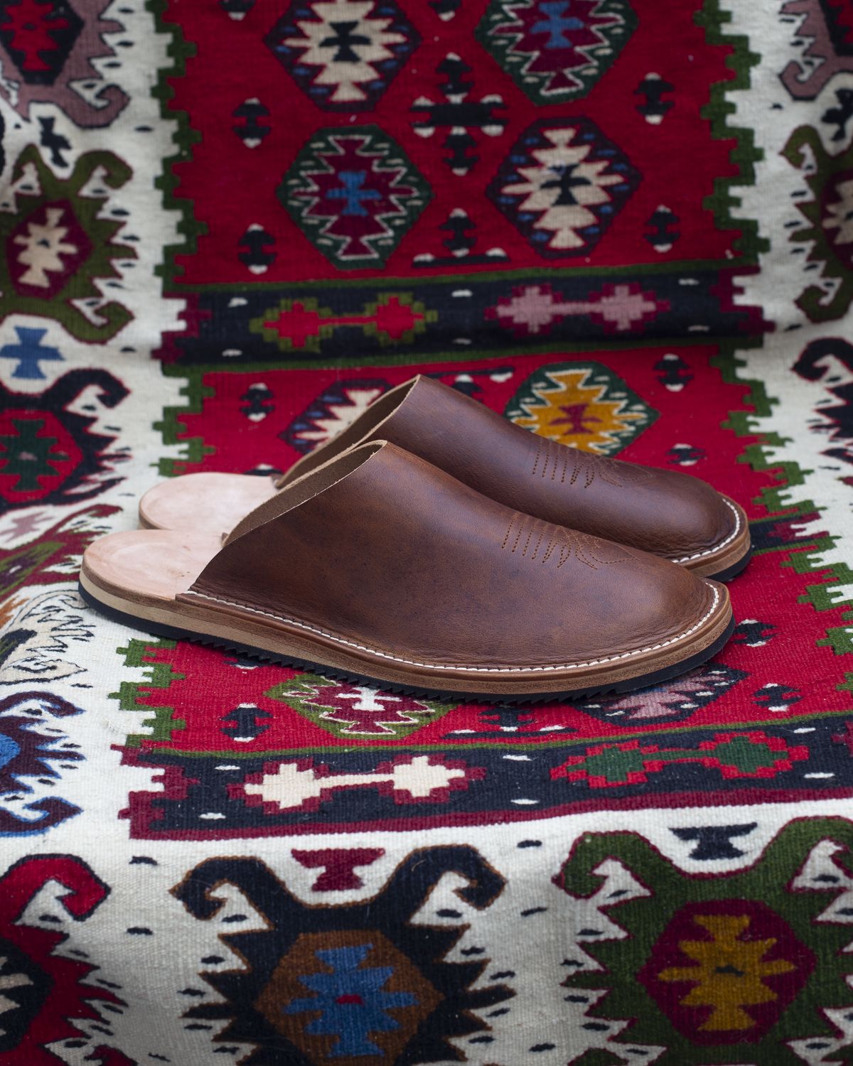 Photo by baschdln on June 28, 2025 of the Self-Made Mules in Austrian Cow-hide, Natural.