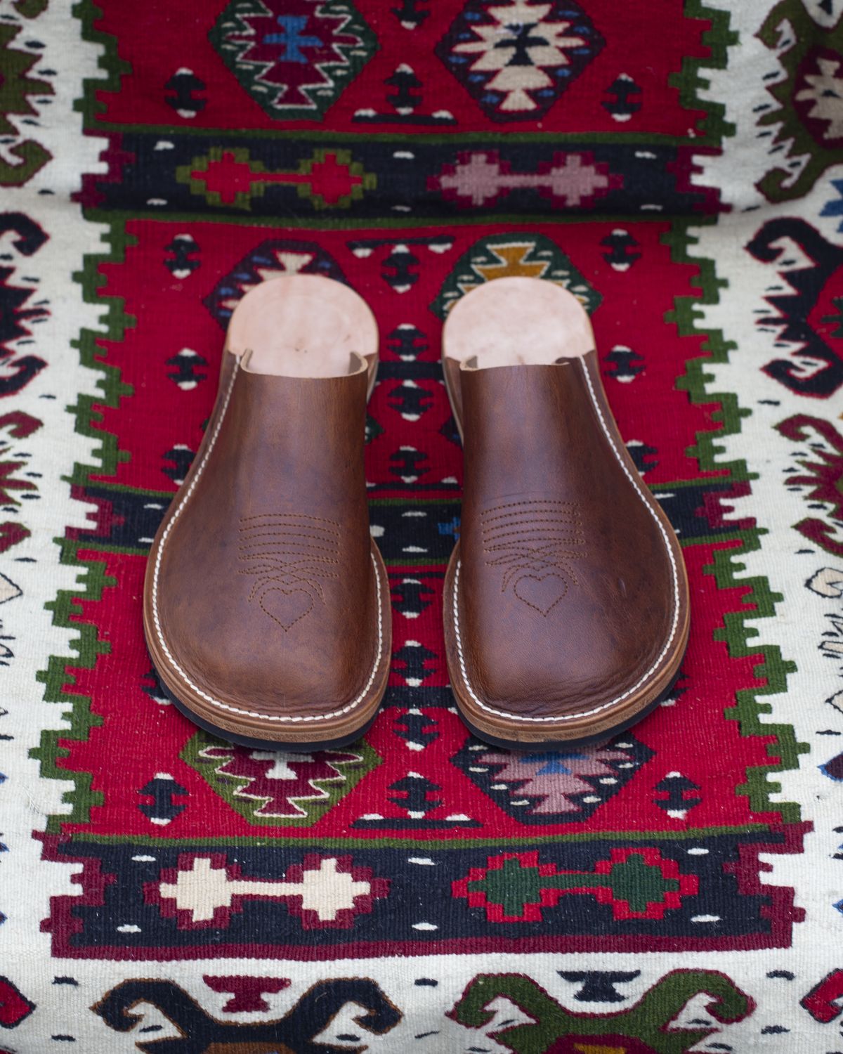 Photo by baschdln on June 28, 2025 of the Self-Made Mules in Austrian Cow-hide, Natural.