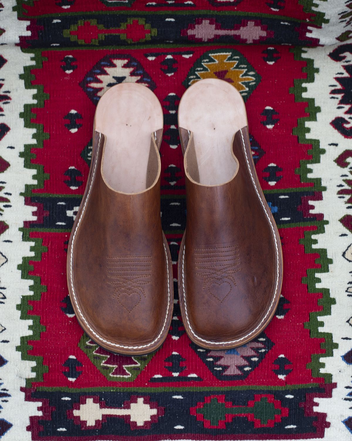 Photo by baschdln on June 28, 2025 of the Self-Made Mules in Austrian Cow-hide, Natural.