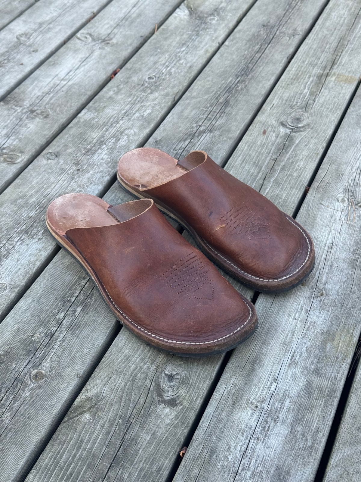 Photo by baschdln on August 5, 2025 of the Self-Made Mules in Austrian Cow-hide, Natural.