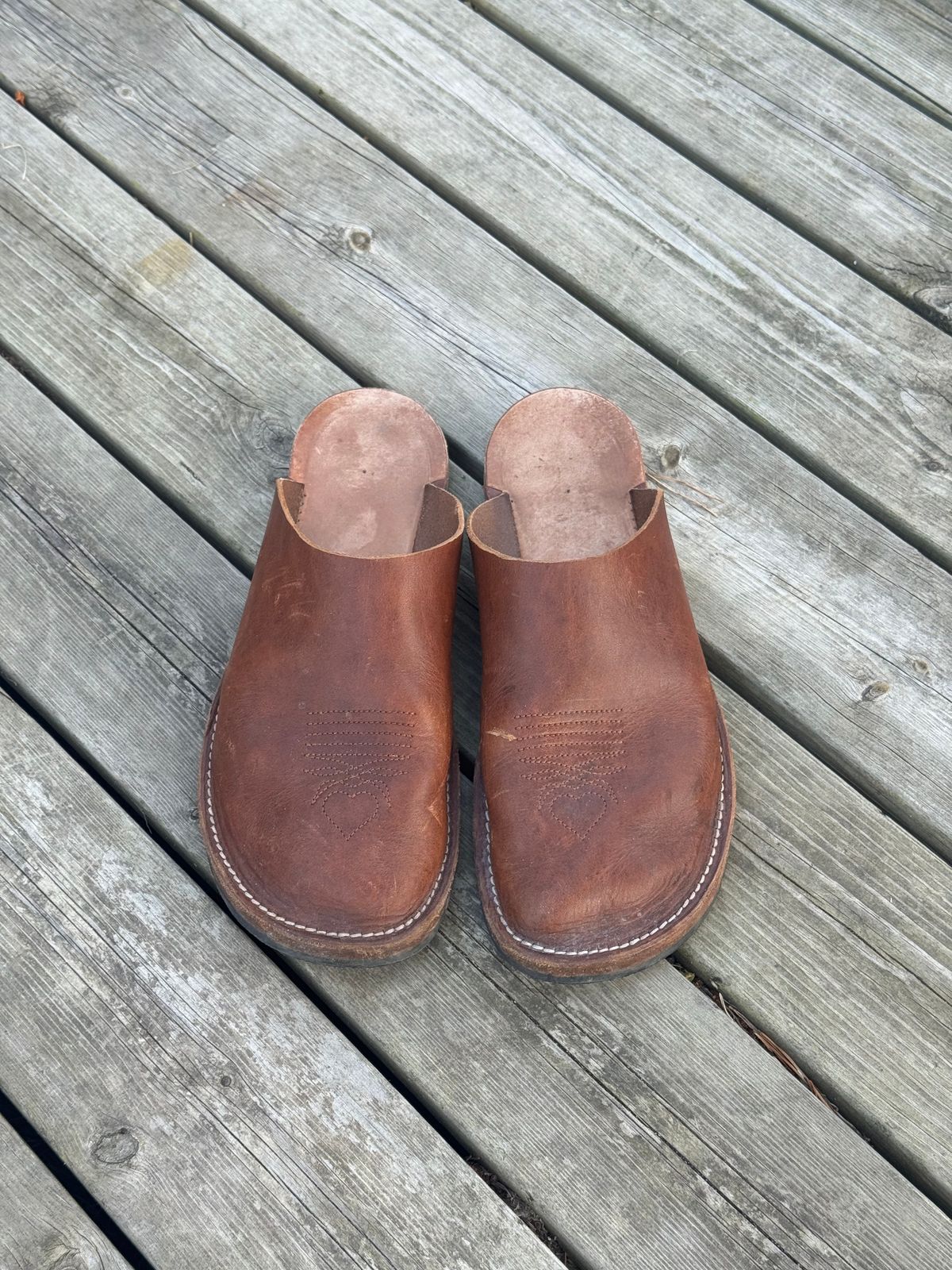 Photo by baschdln on August 5, 2025 of the Self-Made Mules in Austrian Cow-hide, Natural.