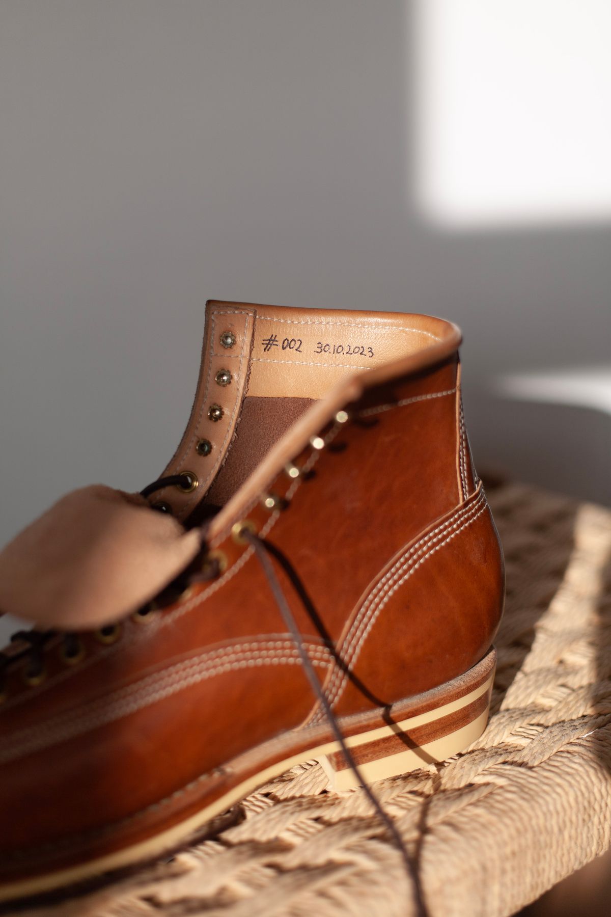 Photo by baschdln on October 4, 2023 of the Self-Made Lace To Toe in Austrian Cow Leather, vegetable Tanned, (reversed) waxed flesh.