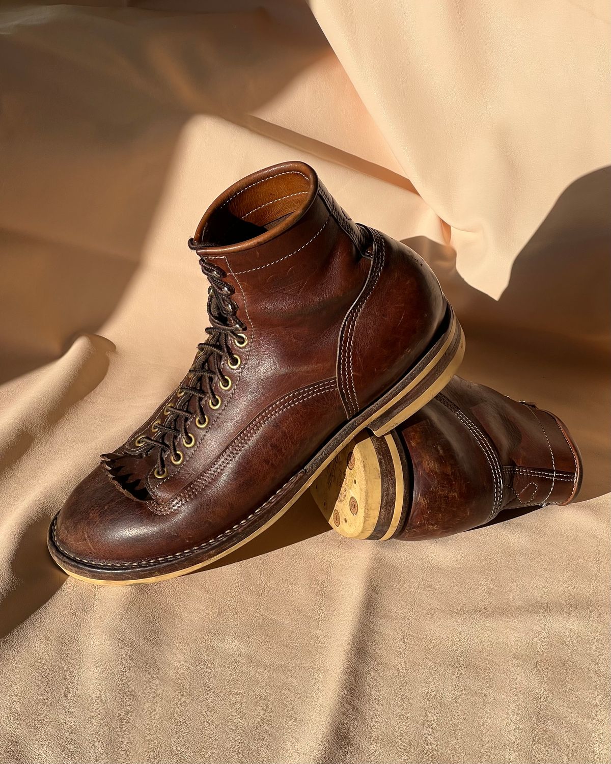 Photo by baschdln on March 4, 2024 of the Self-Made Lace To Toe in Austrian Cow Leather, vegetable Tanned, (reversed) waxed flesh.
