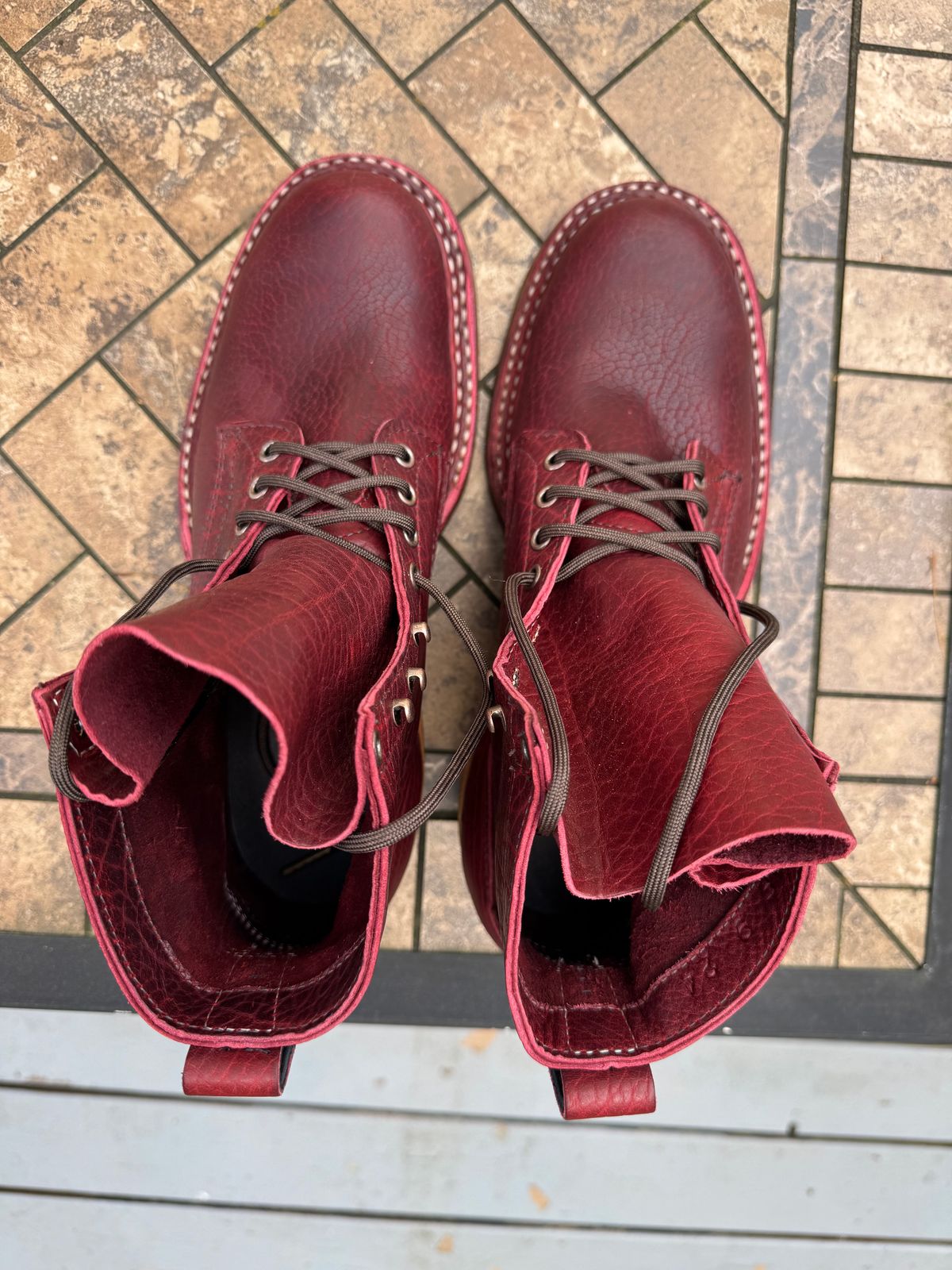 Photo by nvrp813 on October 1, 2024 of the White's 350 Cruiser in Gallun Black Cherry Shrunken Calf.