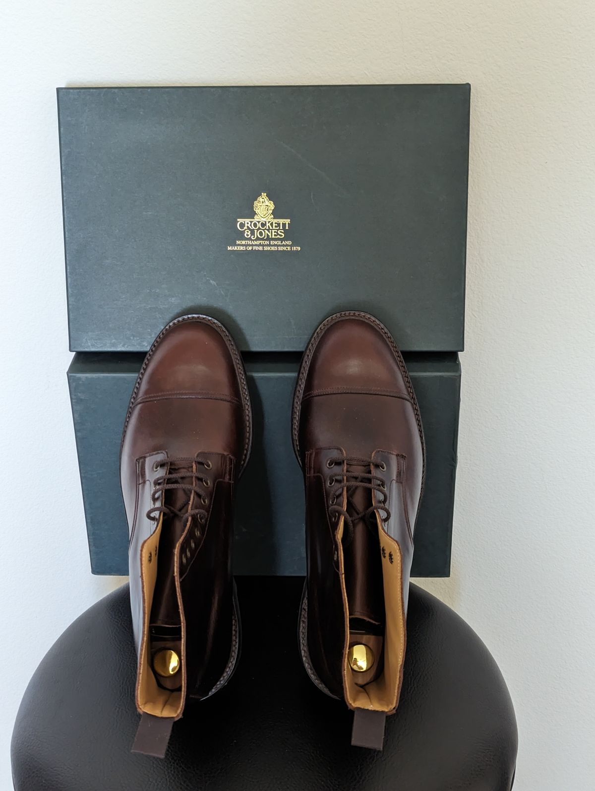 Photo by Korulag on October 1, 2023 of the Crockett & Jones Coniston in Coffee Hurricane Hide.
