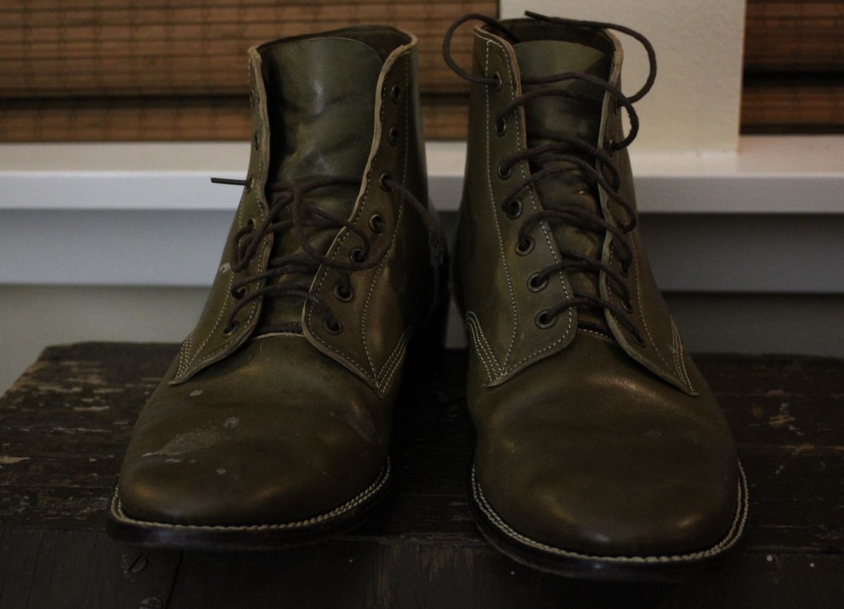 Photo by speedlacer on December 5, 2024 of the Jakkrabbits Officer Boots in Maryam Salvia Horsebutt.