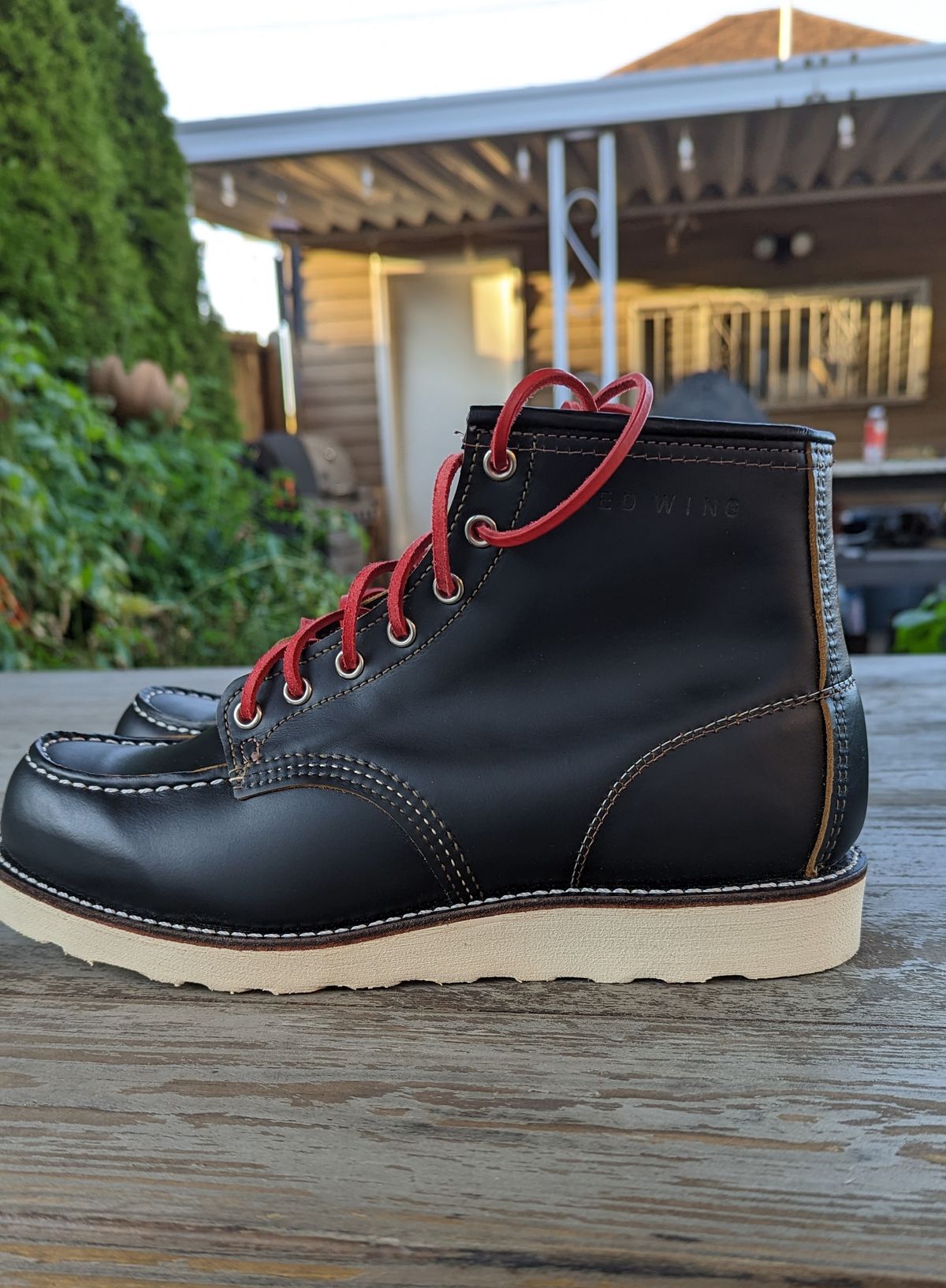 Photo by shelbydohc24 on October 1, 2022 of the Red Wing 6-Inch Classic Moc in S.B. Foot Black Klondike.