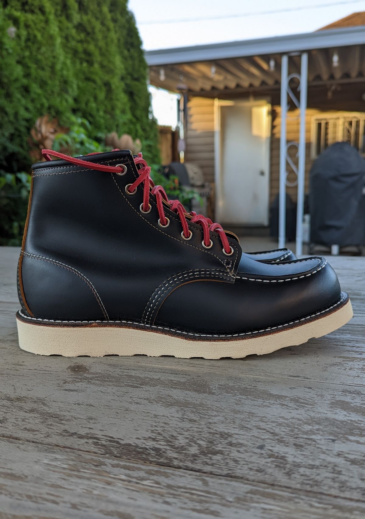 Photo by shelbydohc24 on October 1, 2022 of the Red Wing 6-Inch Classic Moc in S.B. Foot Black Klondike.