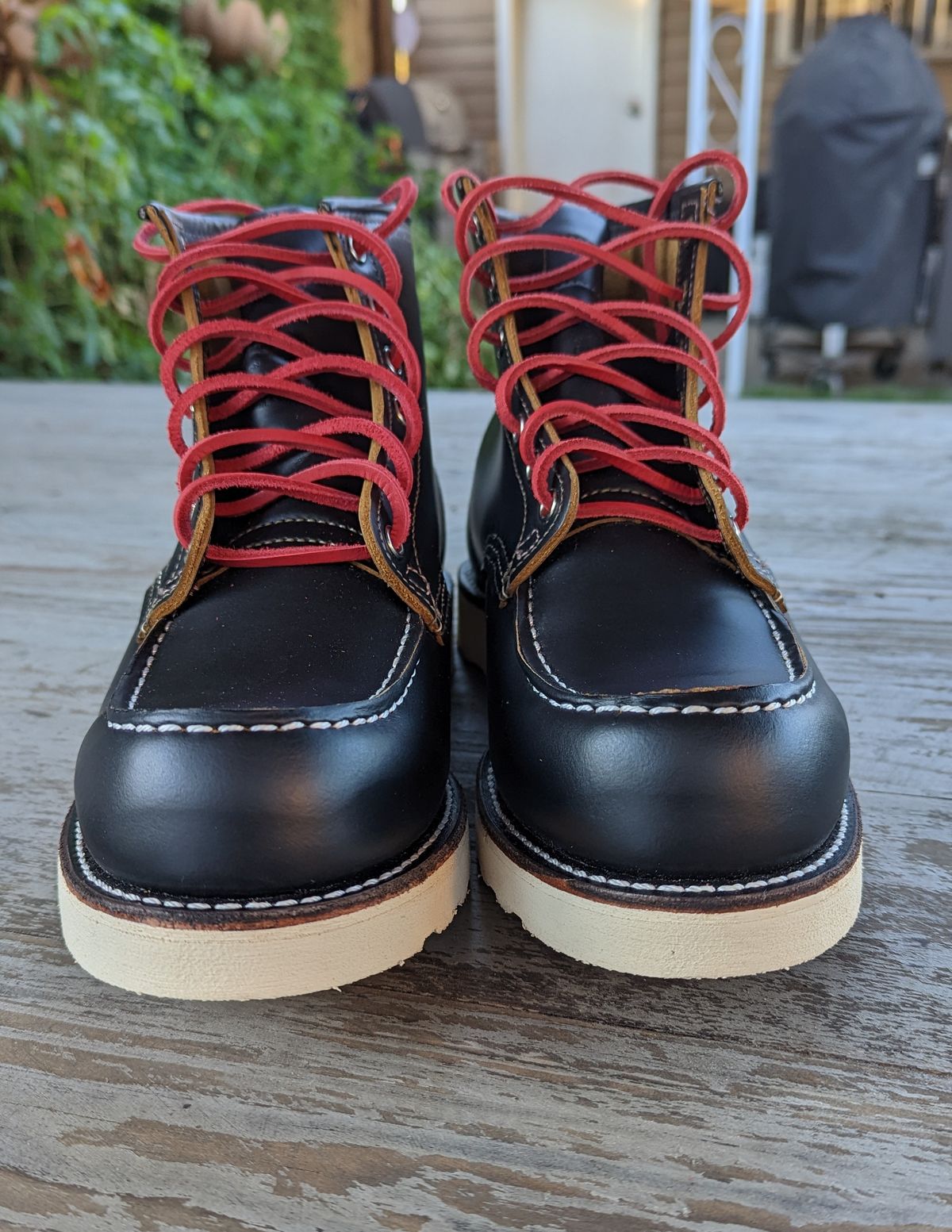 Photo by shelbydohc24 on October 1, 2022 of the Red Wing 6-Inch Classic Moc in S.B. Foot Black Klondike.
