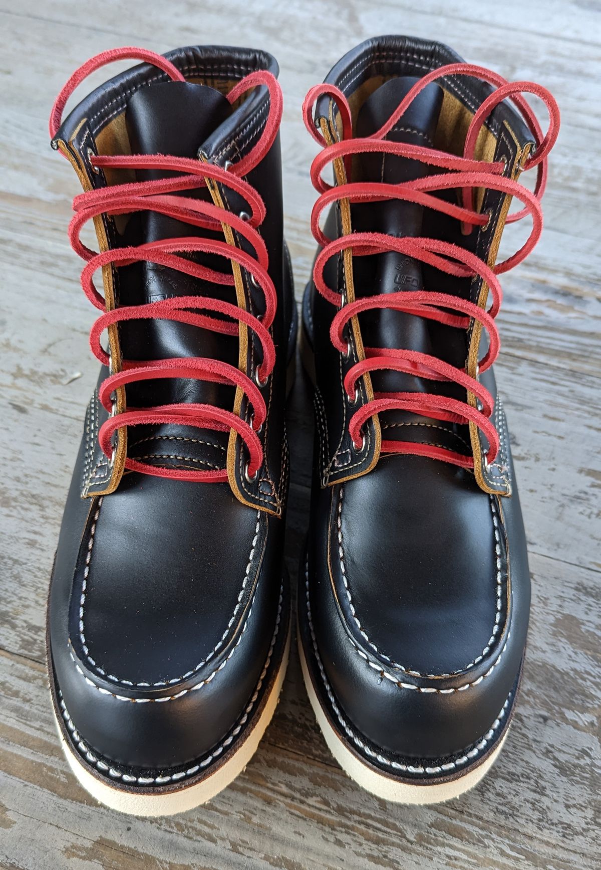 Photo by shelbydohc24 on October 1, 2022 of the Red Wing 6-Inch Classic Moc in S.B. Foot Black Klondike.
