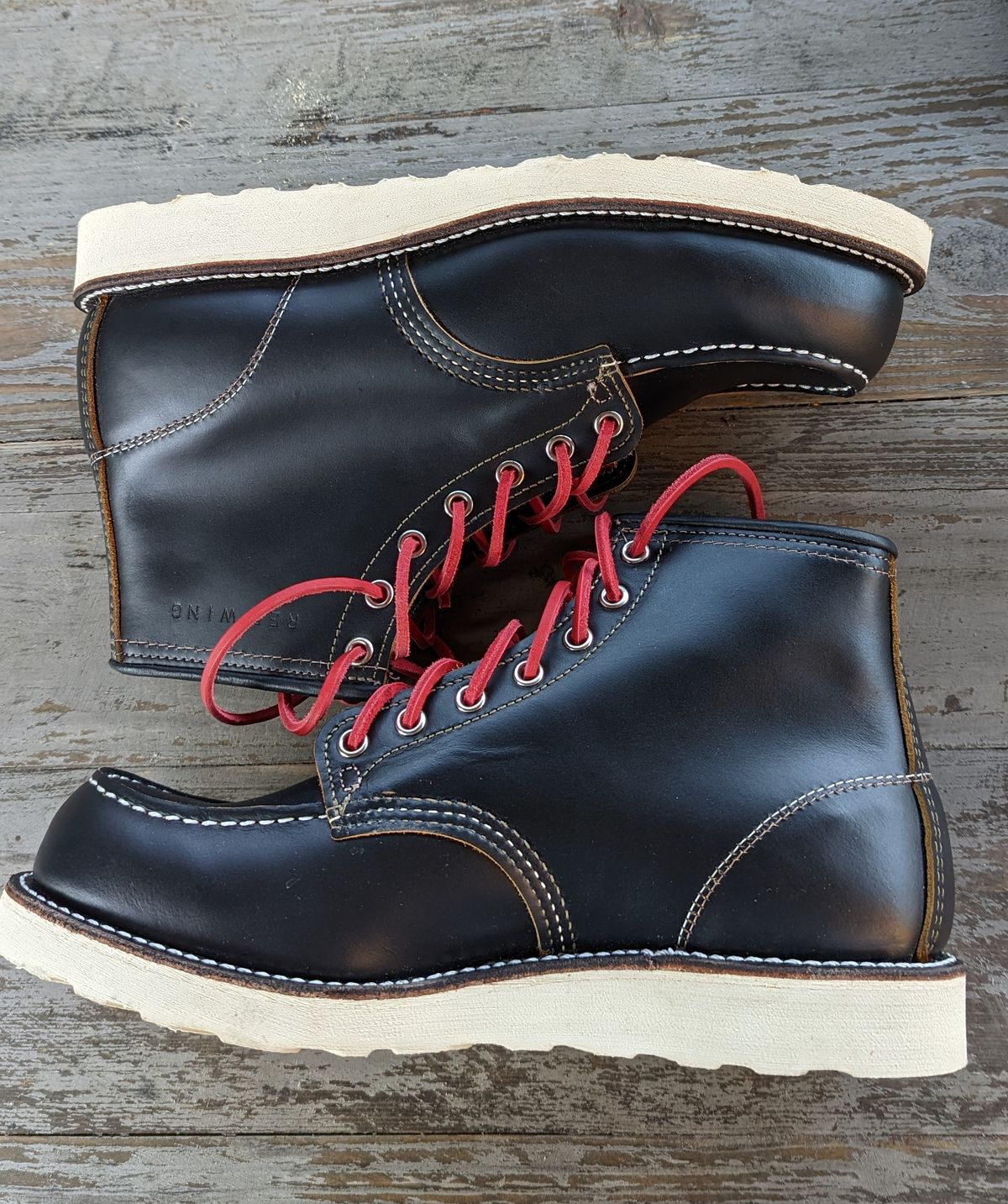 Photo by shelbydohc24 on October 1, 2022 of the Red Wing 6-Inch Classic Moc in S.B. Foot Black Klondike.