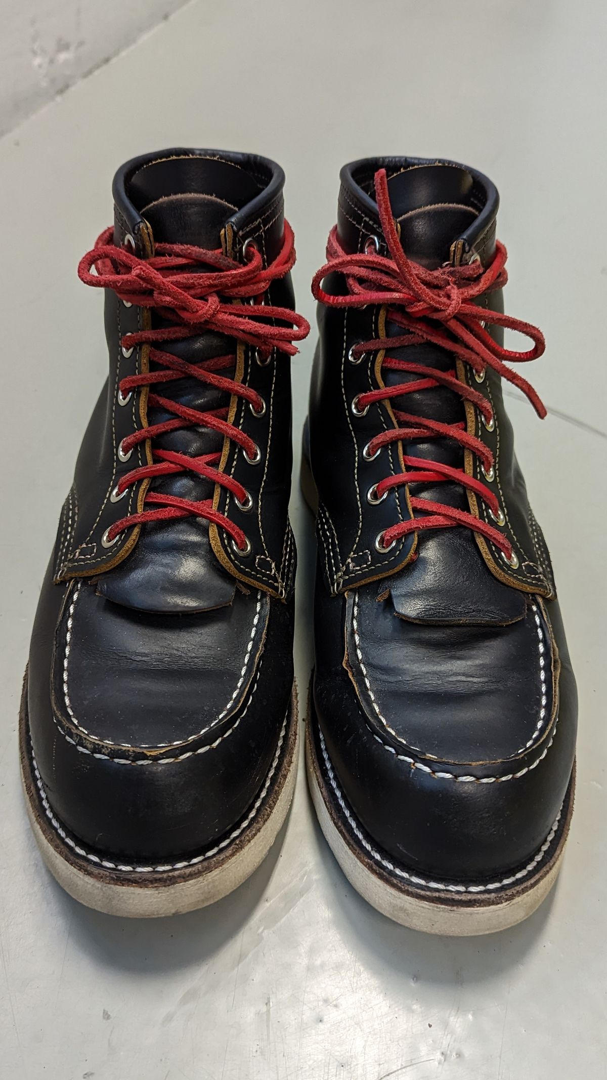 Photo by shelbydohc24 on November 4, 2022 of the Red Wing 6-Inch Classic Moc in S.B. Foot Black Klondike.