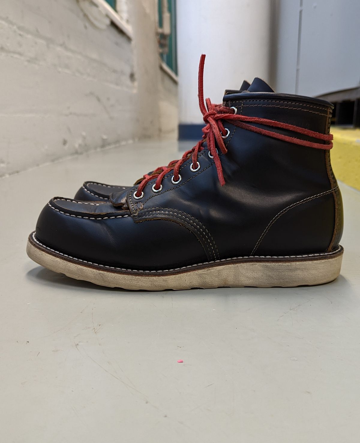 Photo by shelbydohc24 on November 4, 2022 of the Red Wing 6-Inch Classic Moc in S.B. Foot Black Klondike.
