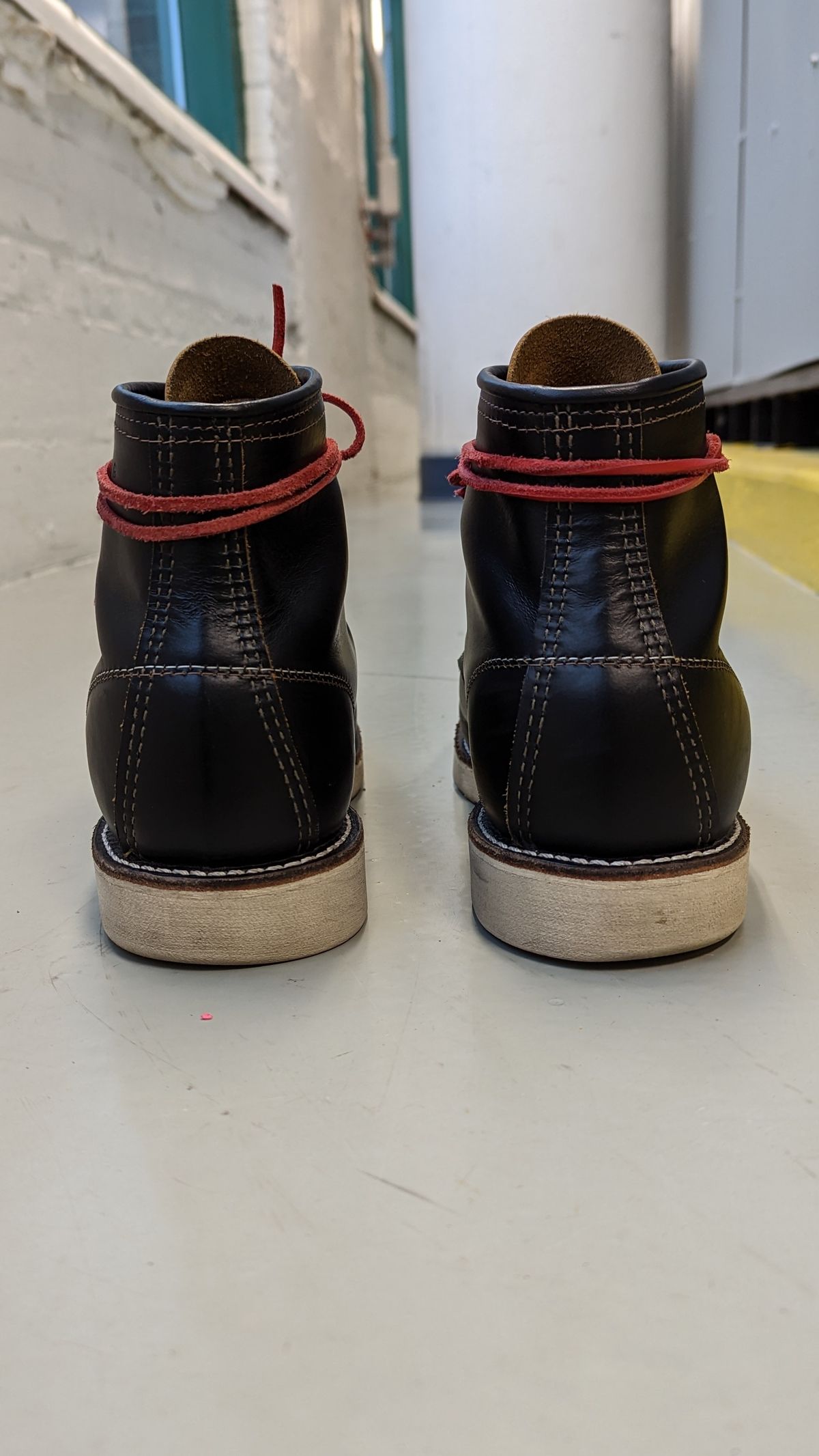 Photo by shelbydohc24 on November 4, 2022 of the Red Wing 6-Inch Classic Moc in S.B. Foot Black Klondike.