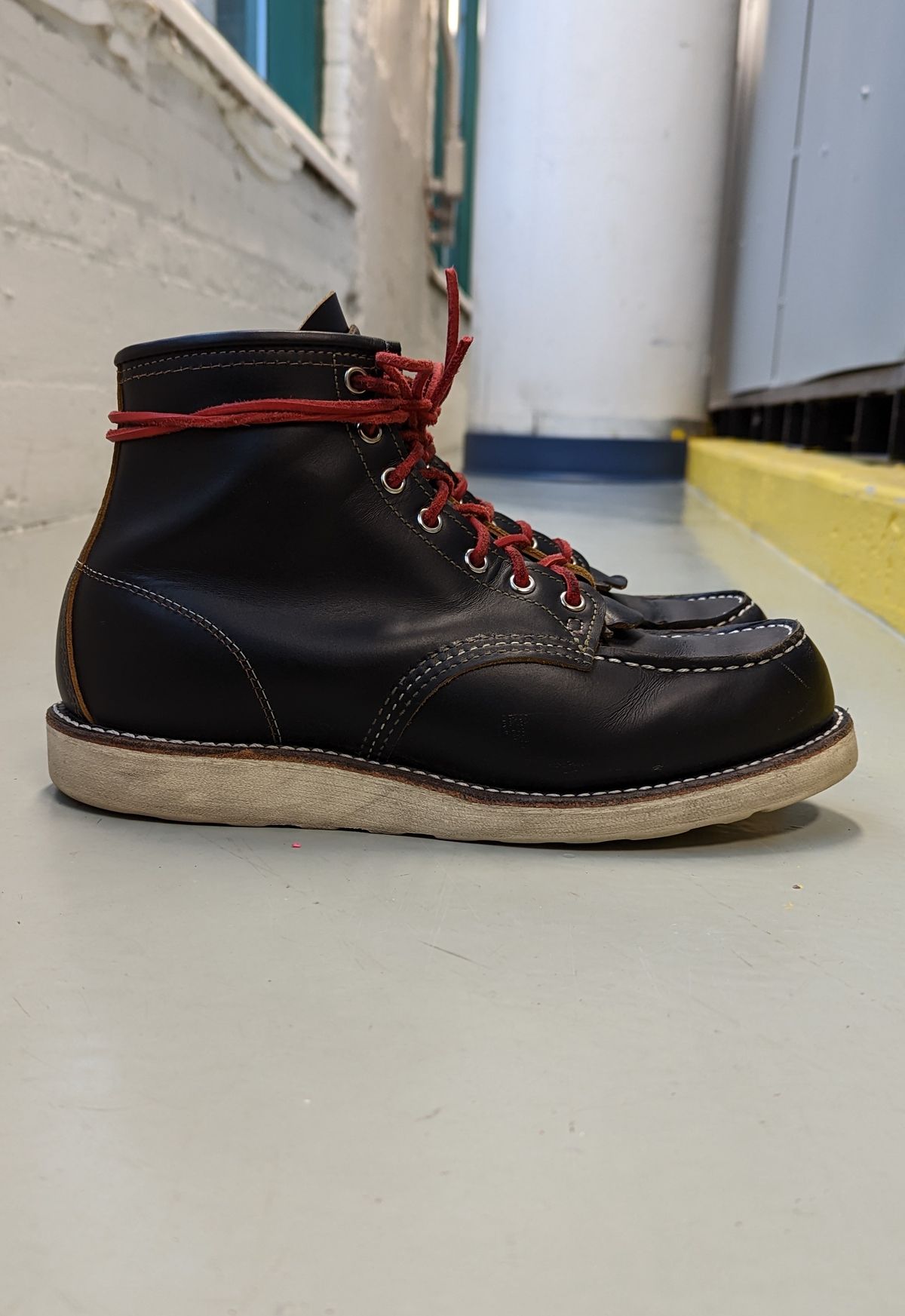 Photo by shelbydohc24 on November 4, 2022 of the Red Wing 6-Inch Classic Moc in S.B. Foot Black Klondike.
