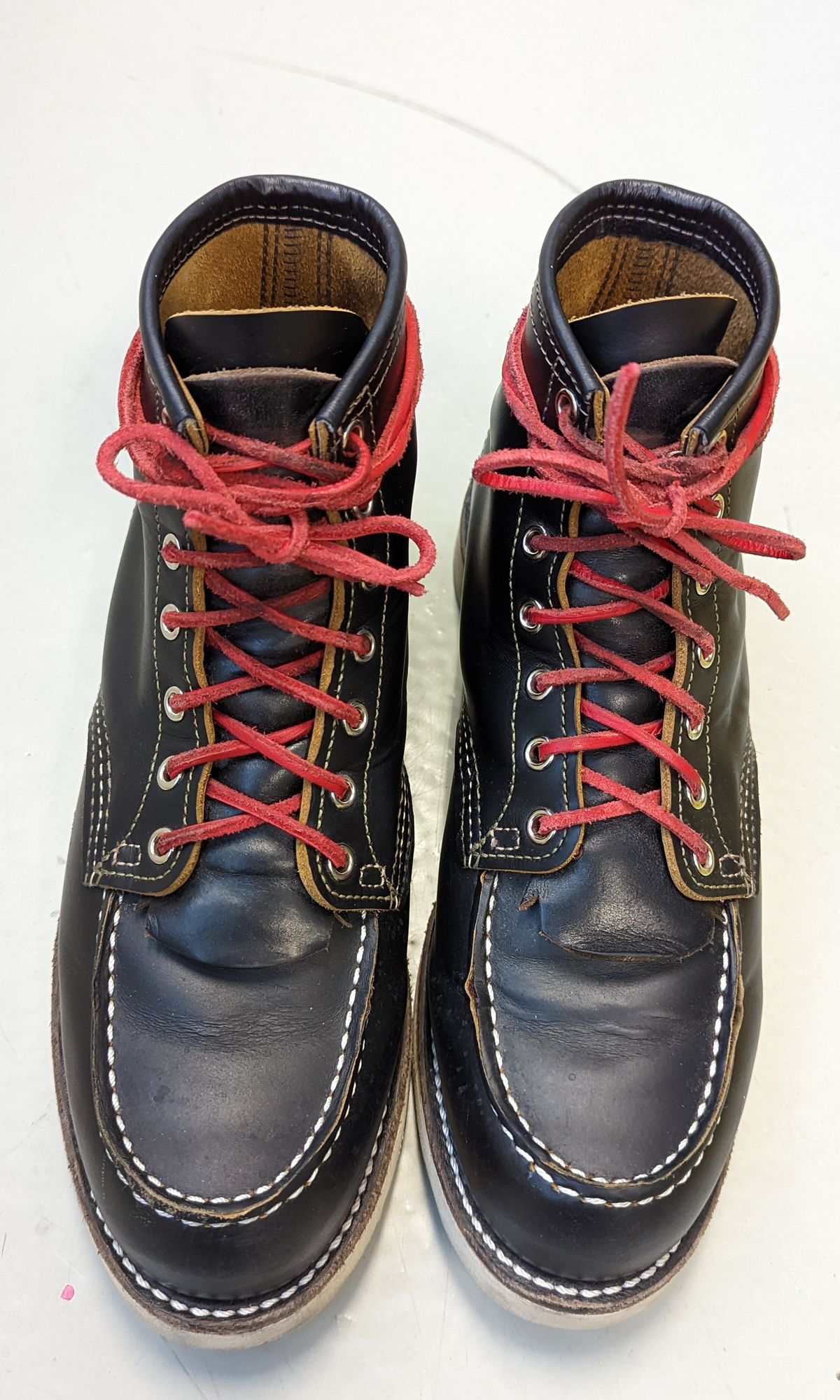 Photo by shelbydohc24 on November 4, 2022 of the Red Wing 6-Inch Classic Moc in S.B. Foot Black Klondike.
