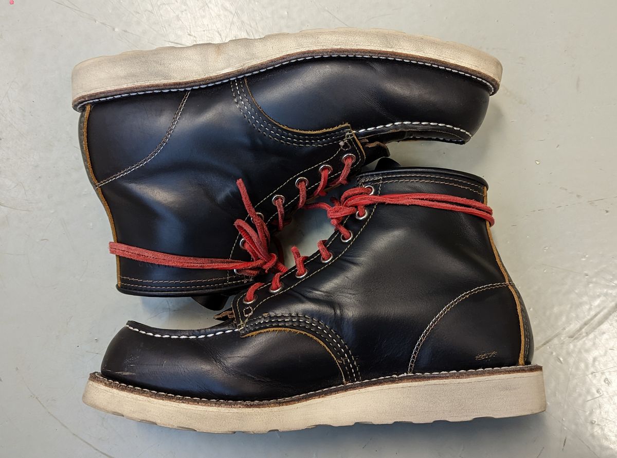 Photo by shelbydohc24 on November 4, 2022 of the Red Wing 6-Inch Classic Moc in S.B. Foot Black Klondike.
