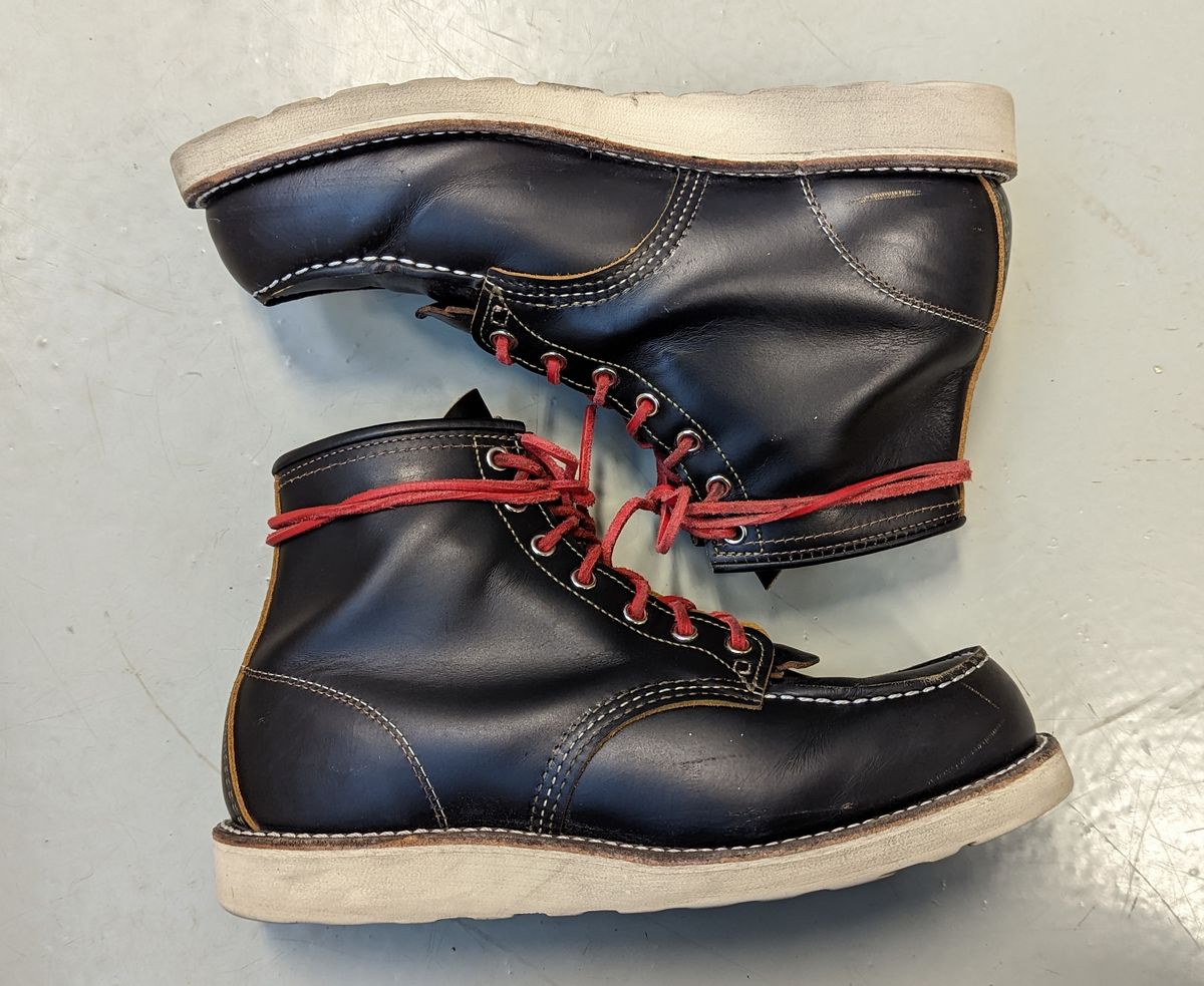 Photo by shelbydohc24 on November 4, 2022 of the Red Wing 6-Inch Classic Moc in S.B. Foot Black Klondike.
