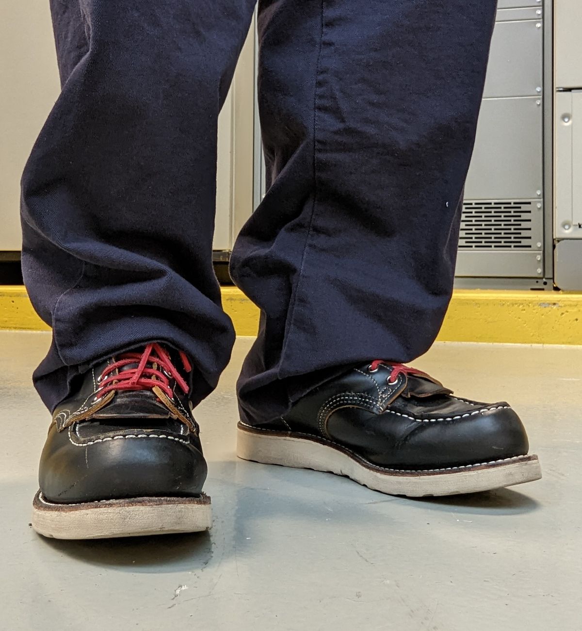 Photo by shelbydohc24 on November 4, 2022 of the Red Wing 6-Inch Classic Moc in S.B. Foot Black Klondike.