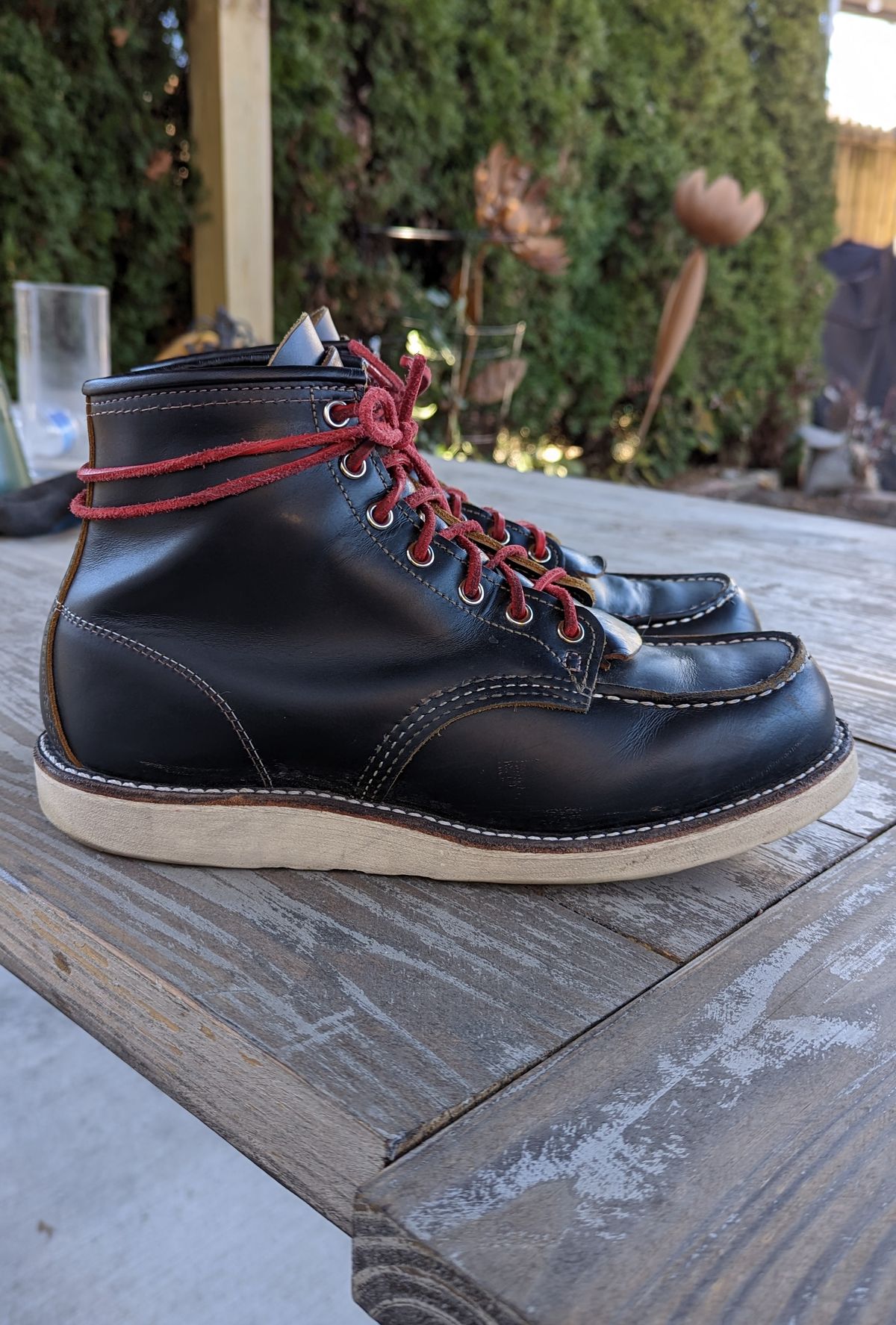 Photo by shelbydohc24 on December 4, 2022 of the Red Wing 6-Inch Classic Moc in S.B. Foot Black Klondike.