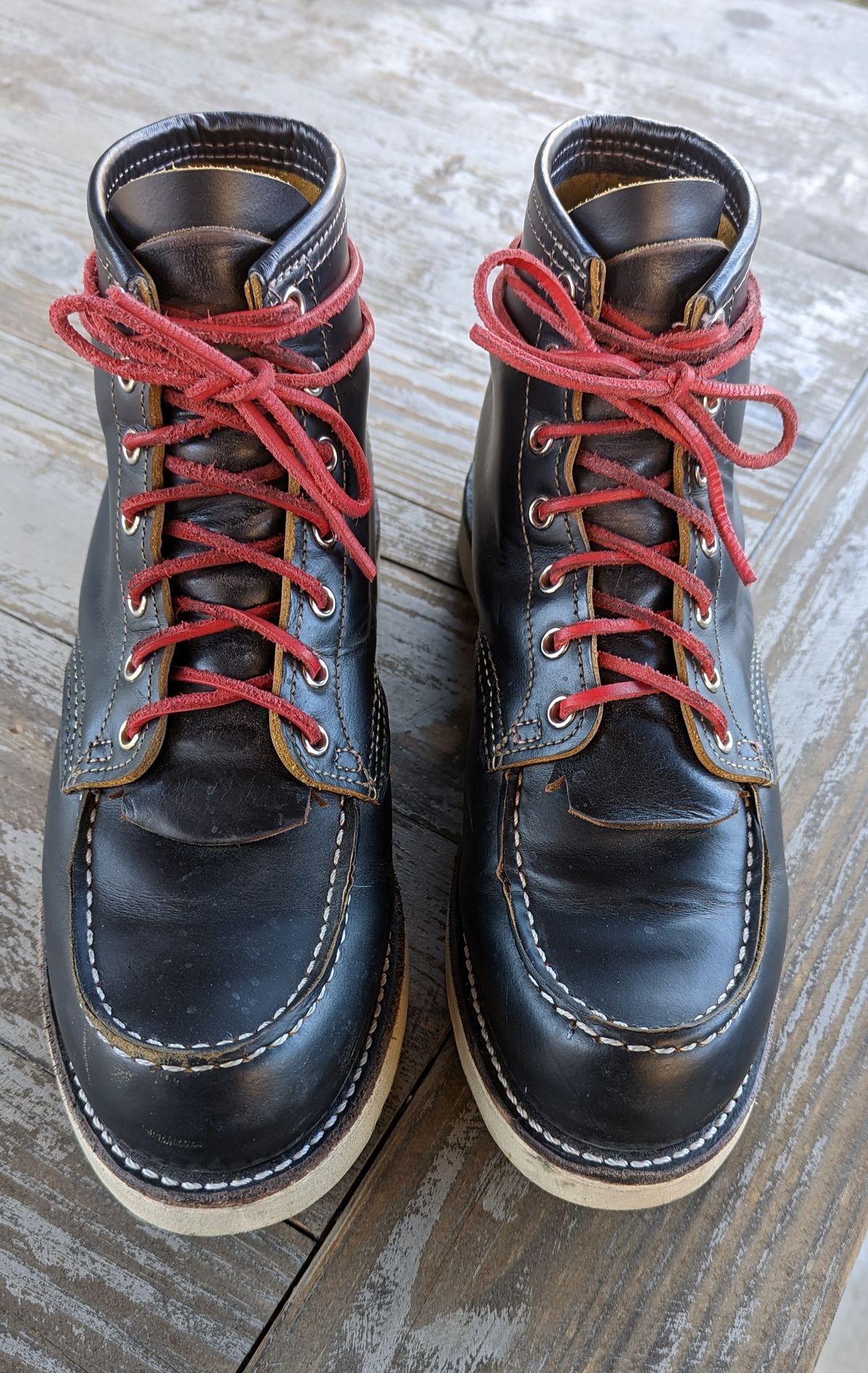Photo by shelbydohc24 on December 4, 2022 of the Red Wing 6-Inch Classic Moc in S.B. Foot Black Klondike.