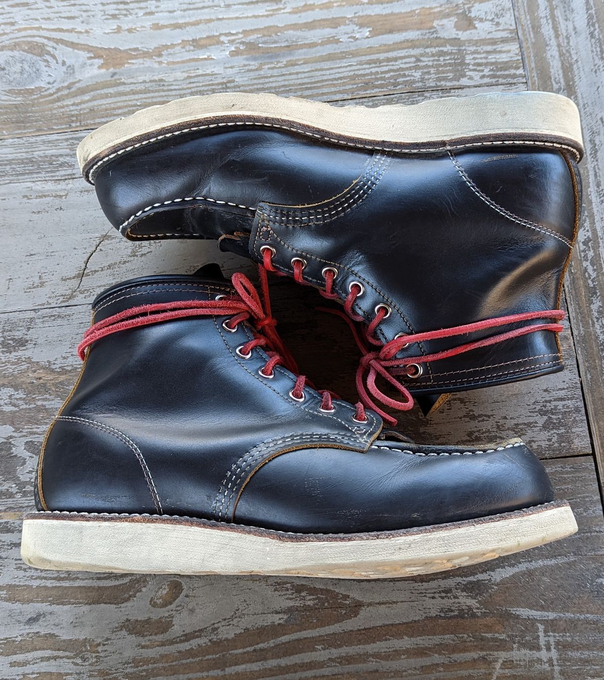 Photo by shelbydohc24 on December 4, 2022 of the Red Wing 6-Inch Classic Moc in S.B. Foot Black Klondike.